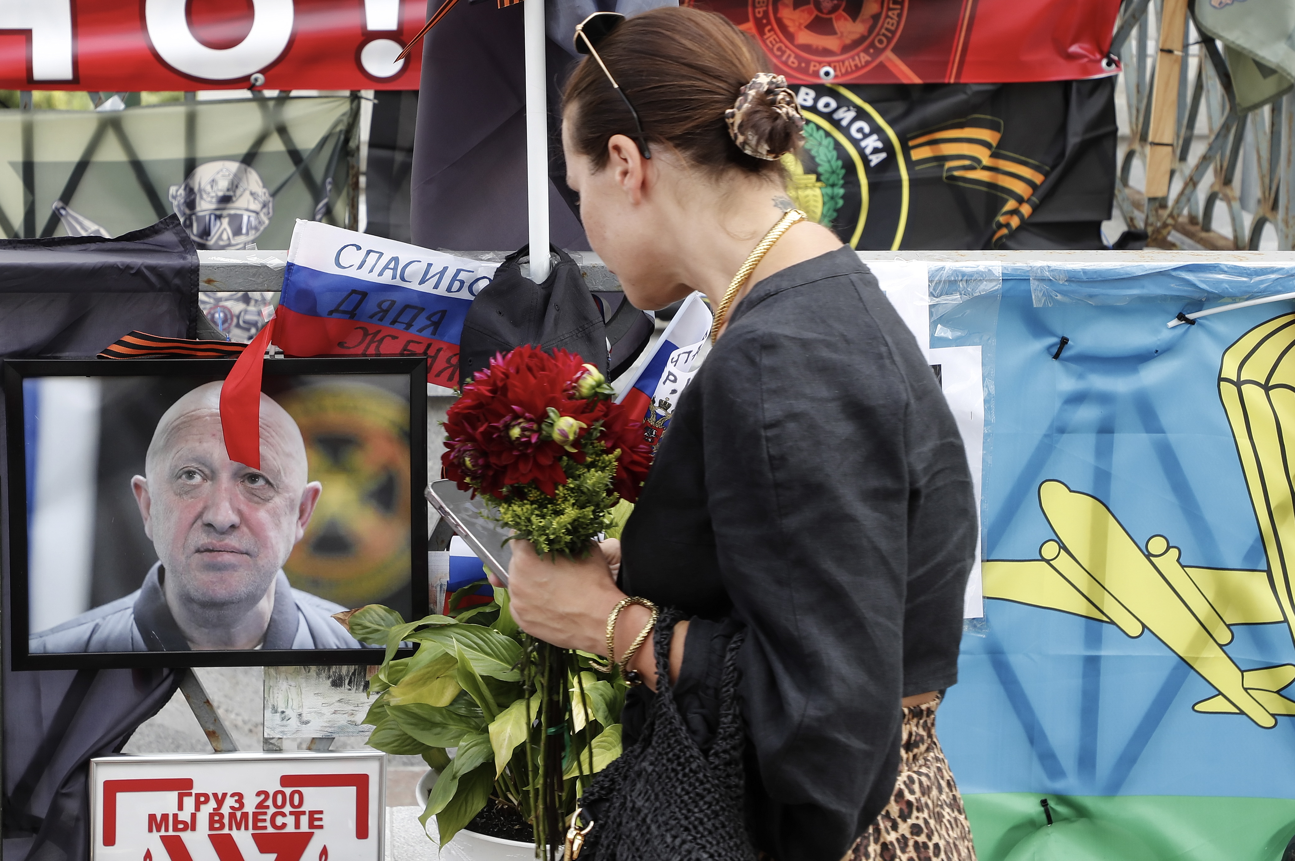 Rusia despide a Prigozhin como un héroe, entre flores, en memoriales informales