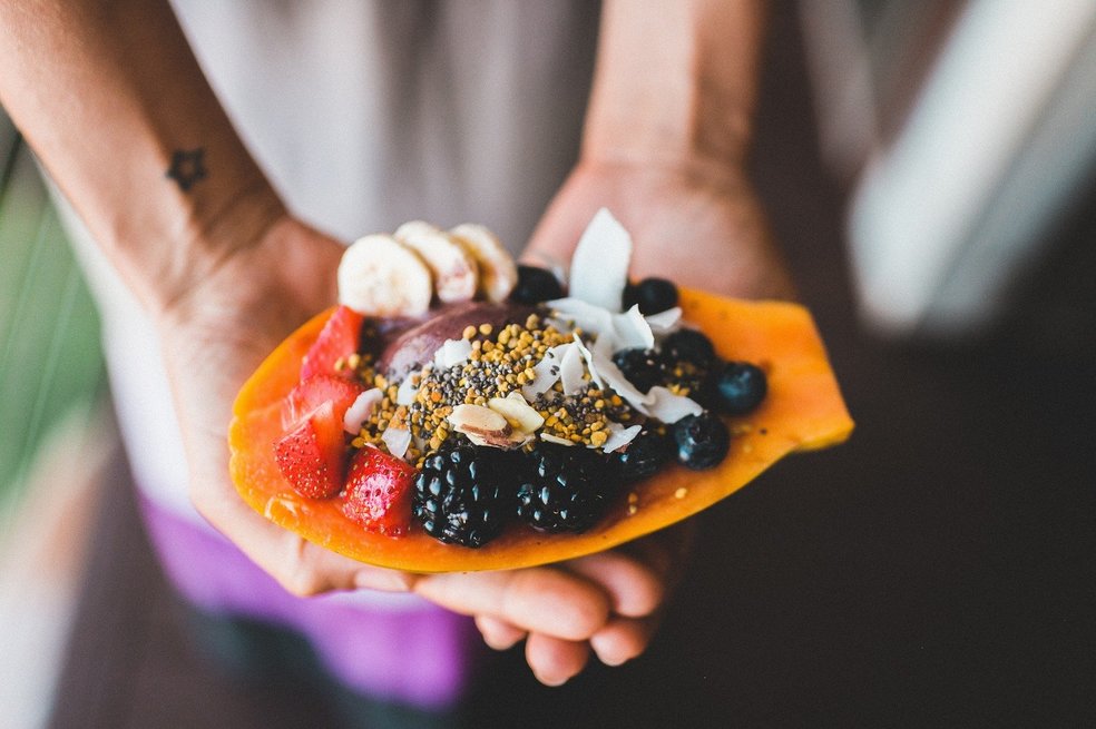 Antes de comer. Sabal recomienda que se hagan 3 o incluso 5 respiraciones profundas antes de iniciar a comer. Esto nos ayudará “a centrarnos, a sentirnos con nosotros mismos y a parar por un momento a pensar el viaje que han hecho los alimentos hasta llegar a nuestra mesa”. Es más, si incluso puede hacer una respiración en el intermedio de la comida, también resulta muy beneficiosa. Tu cuerpo irá procesando mejor lo que está comiendo.Ayudas dulces y saladas