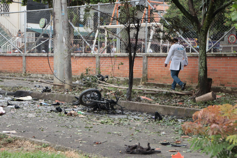 Atentado con explosivos contra estación de Policía en Cali dejó a dos policías y un civil heridos
