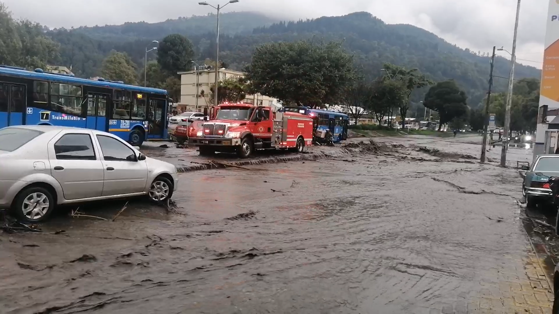 Emergencia por desborde de quebrada en carreras Séptima y Novena en Bogotá