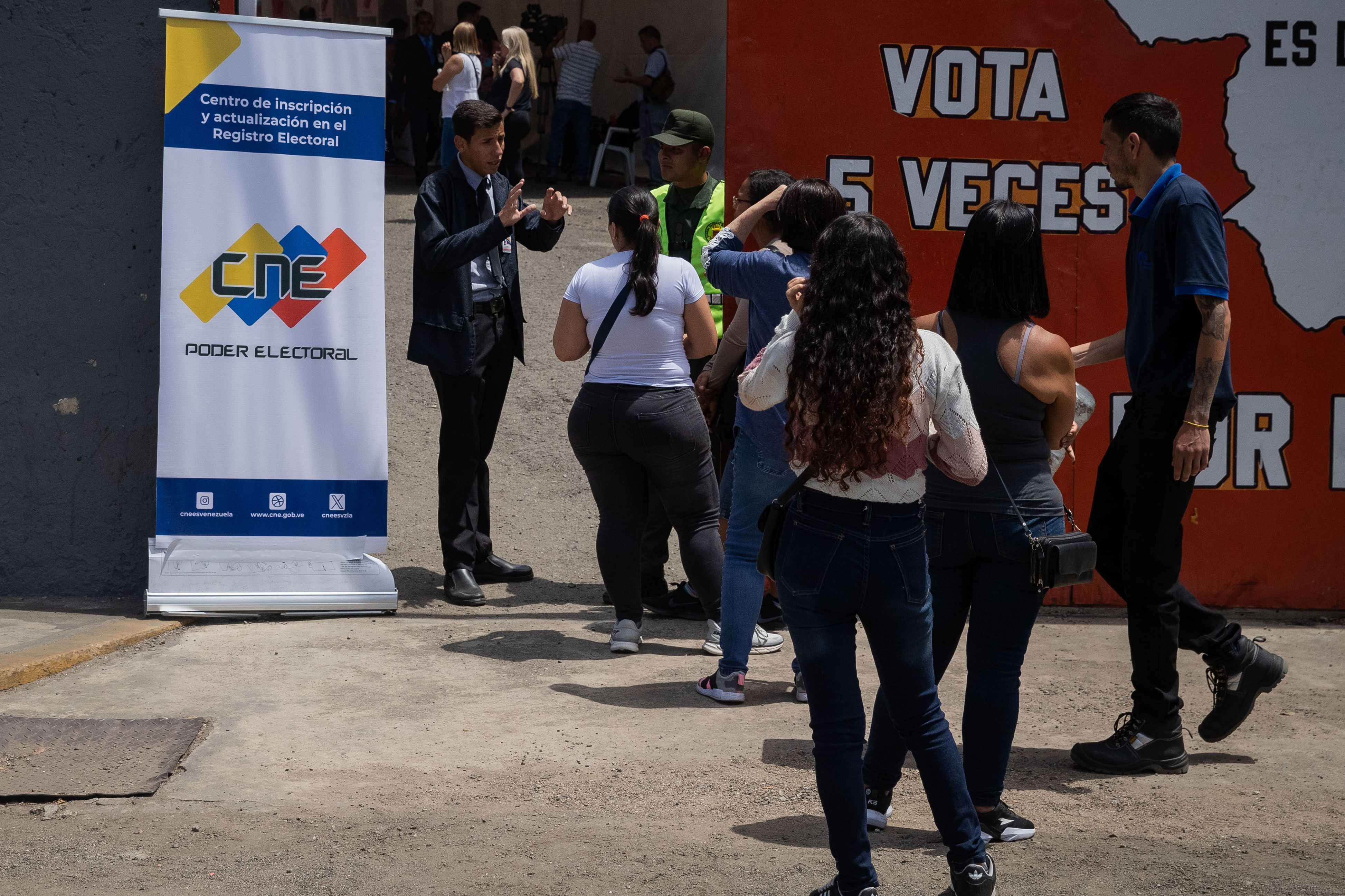 Venezolanos en el exterior siguen denunciando obstáculos para registrarse a votar