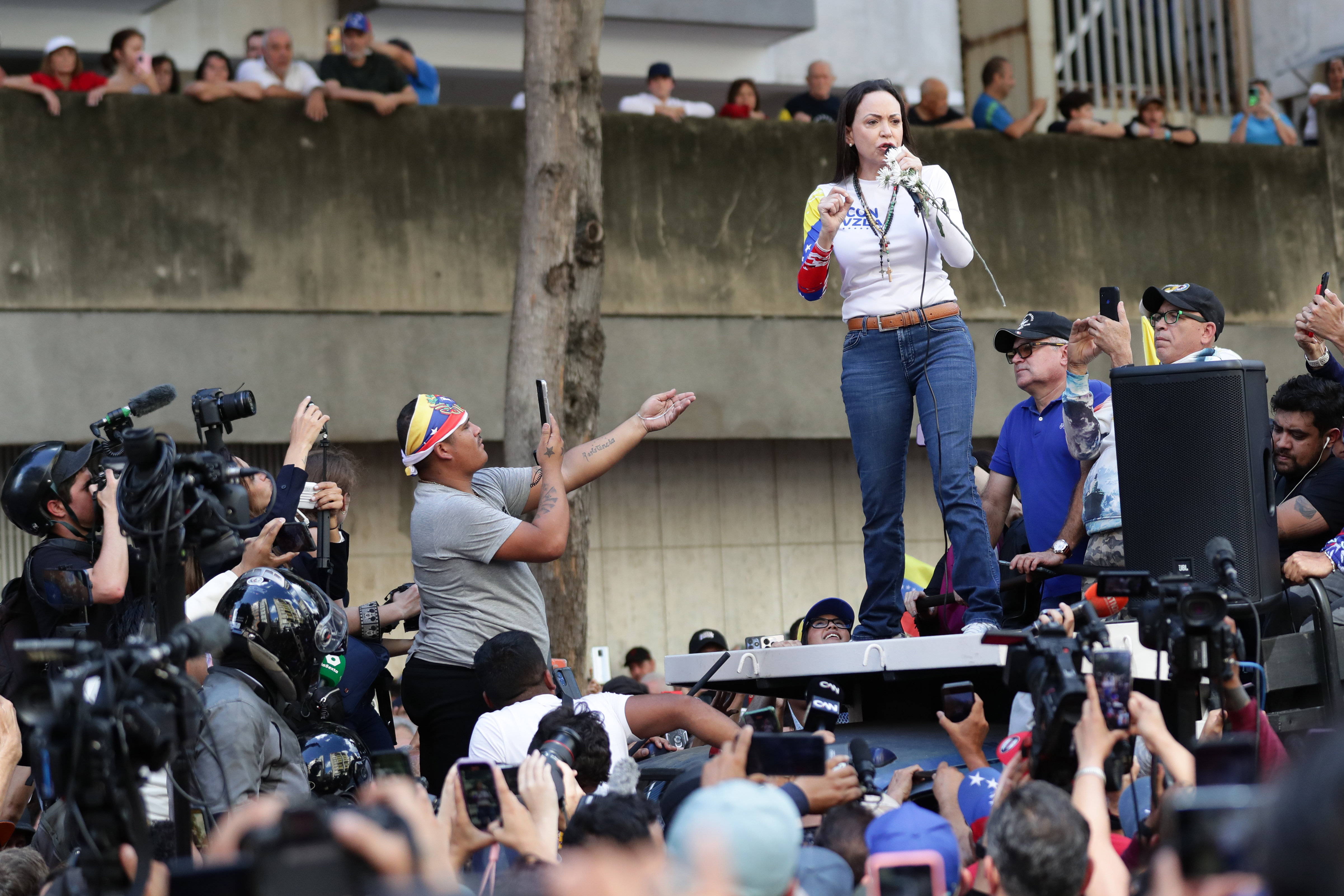 AME9799. CARACAS (VENEZUELA), 09/01/2025.- La líder antichavista María Corina Machado pronuncia un discurso este jueves, en una manifestación en Caracas (Venezuela). Machado expresó, cuando salió de la clandestinidad para participar en una protesta en Caracas, que Venezuela "superó el miedo" al estar en las calles para -aseguró- defender el reclamado triunfo de Edmundo González Urrutia en las elecciones del pasado julio, en las que Nicolás Maduro fue proclamado ganador por el organismo comicial. EFE/ Ronald Pena R.