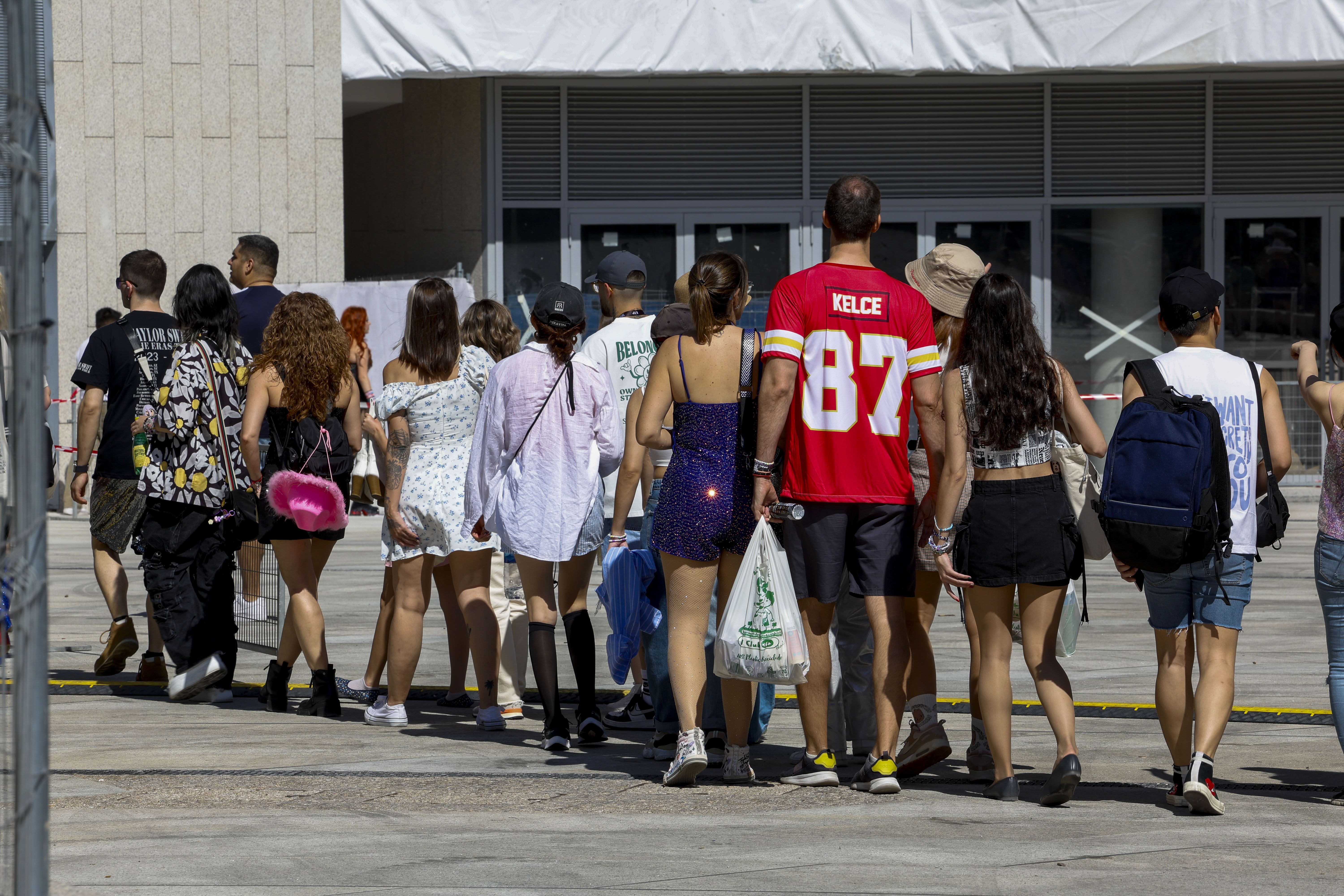 MADRID, 29/05/2024.- Decenas de seguidores hacen cola a las puertas del estadio Santiago Bernabéu para coger sitio en el concierto que la cantante Taylor Swift ofrece esta noche y mañana en Madrid. EFE/Zipi Aragón