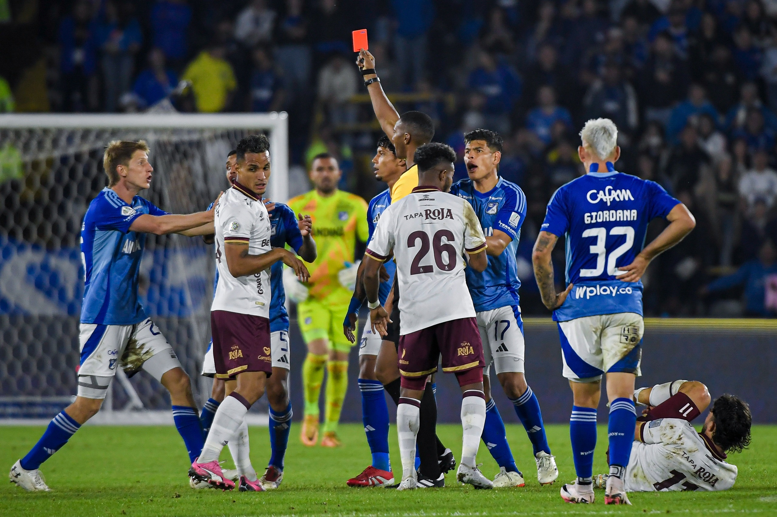 Nicolás Arévalo recibió la tarjeta roja en el minuto 55, dejando a Millonarios con 10 jugadores.