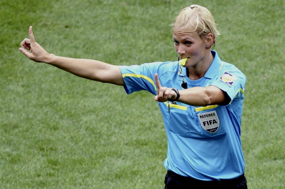 Árbitras se abren paso en el fútbol masculino, sorteando insultos y sexismo