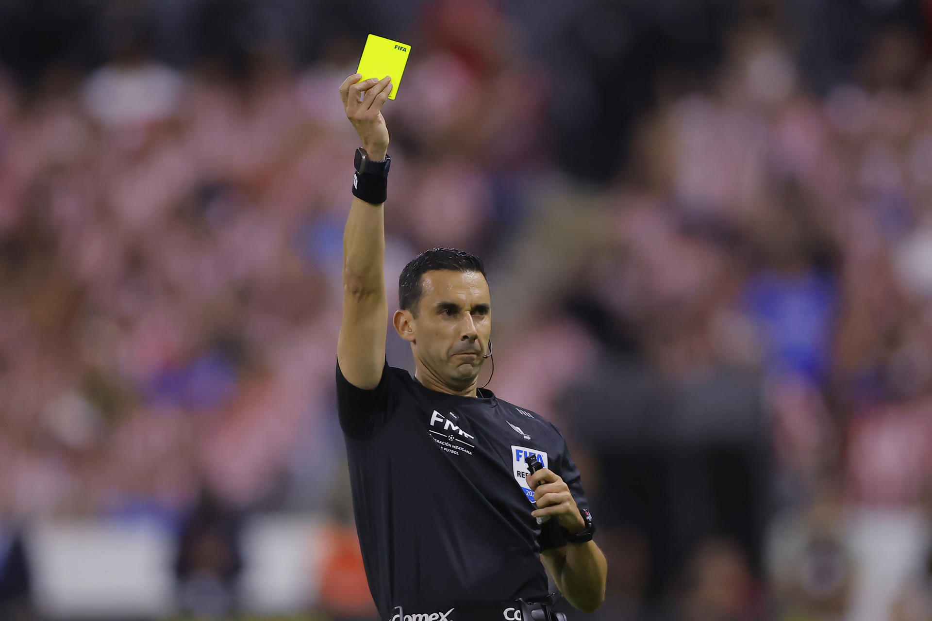 AME2348. GUADALAJARA (MÉXICO), 16/05/2026.- El árbitro César Arturo Ramos muestra una tarjeta amarilla este sábado, en un partido de la semifinal de la Liga MX entre Guadalajara y Cruz Azul en el Estadio Jalisco, en Guadalajara (México). EFE/ Francisco Guasco