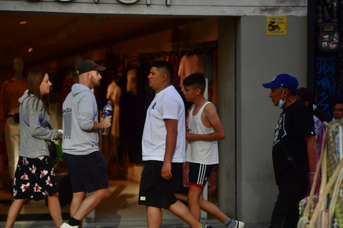 En general, en las calles bogotanas se evidenció como las personas transitan de manera relajada sin ningún tipo de protección en sus vías respiratorias.