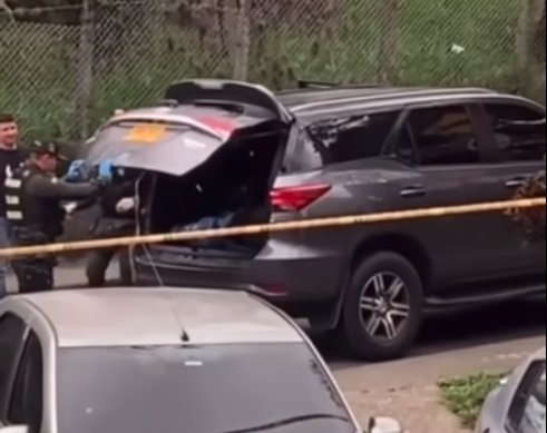 Hallaron un cadáver abandonado dentro de lujosa camioneta en Medellín