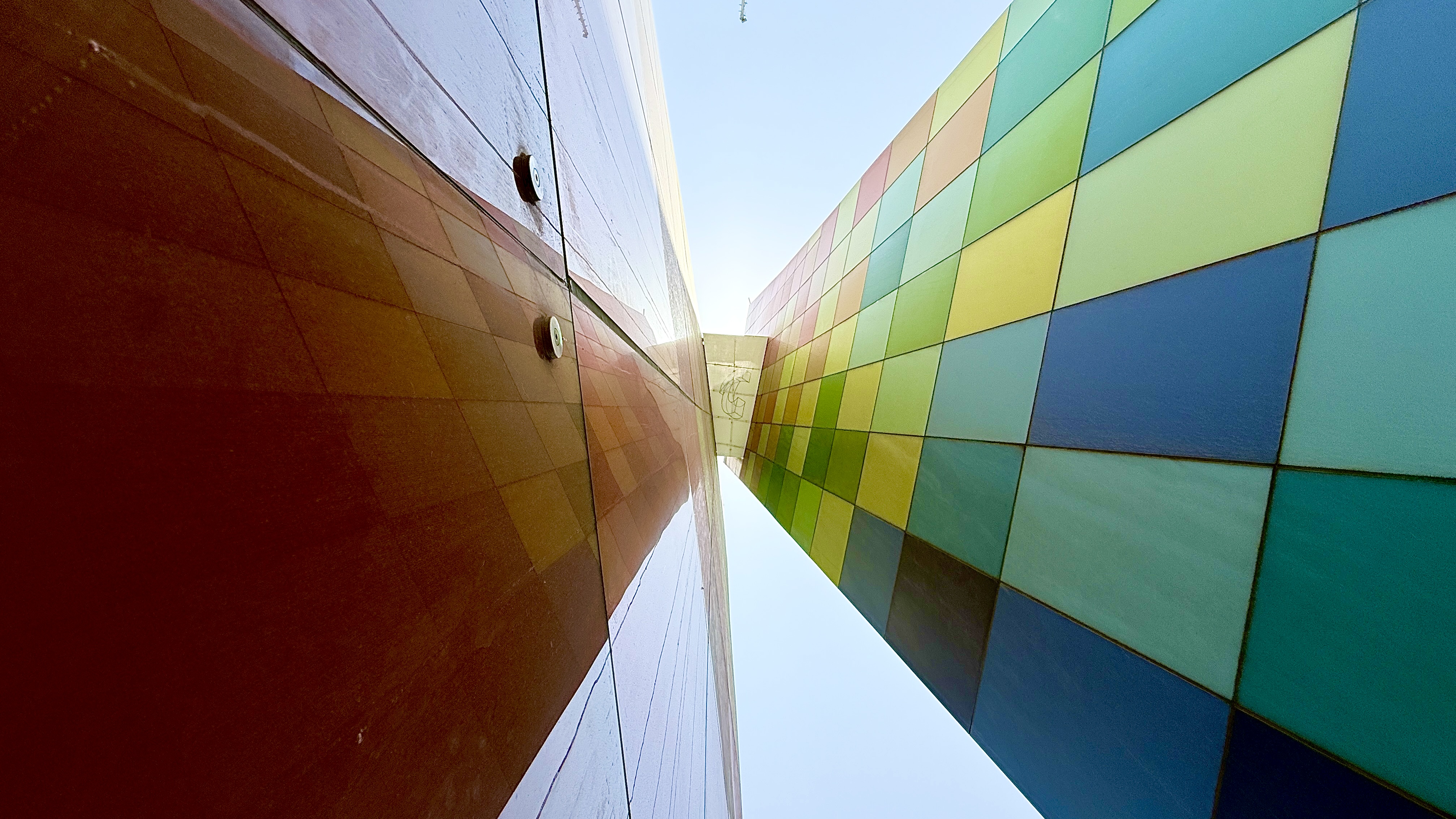 Con 47 metros de altura y 125 toneladas de acero, el monumento La Ventana al Mundo se compone de dos torres de vidrio multicolor que representan la fusión entre industria y cultura. En sus bases se narra en vidrio estampado los hitos fundacionales de la ciudad: el primer barco, el primer avión, el primer periódico.