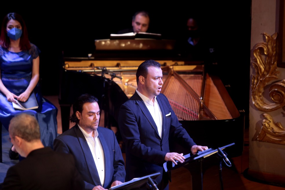 “Esta es una obra muy íntima. Creo que el estar comunicándonos a través de la música ya nos coloca en un lugar distinto, tocamos las sensibilidades las almas. Me encargué del armonio, acompañando los dos pianos”. Rubén Pardo, pianista del coro.