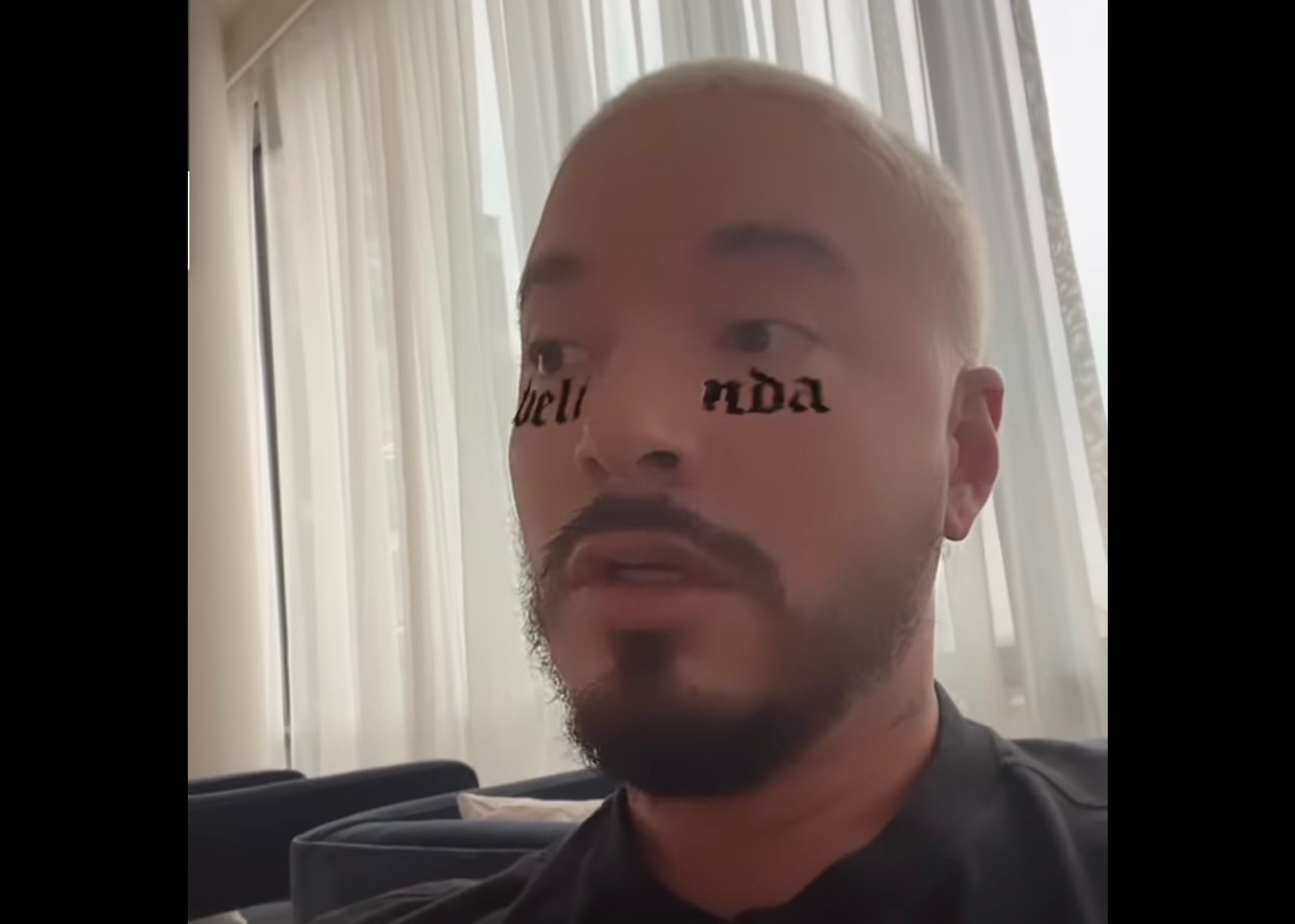 Al mejor estilo de Nodal, que está estrenando tatuaje, Balvin lució la palabra ´Belinda´.