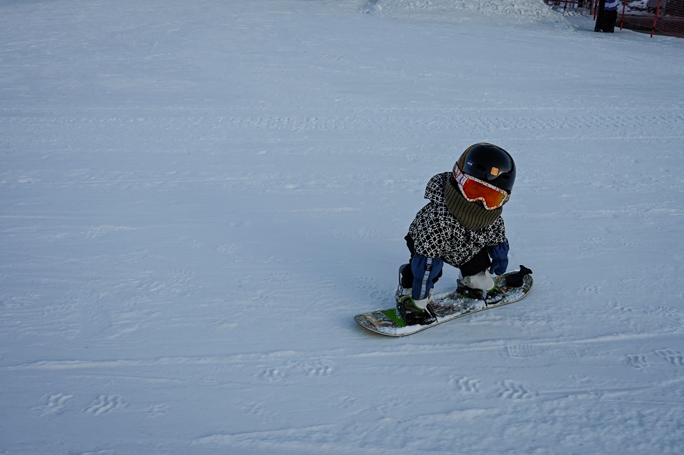 Bebé snowboarding