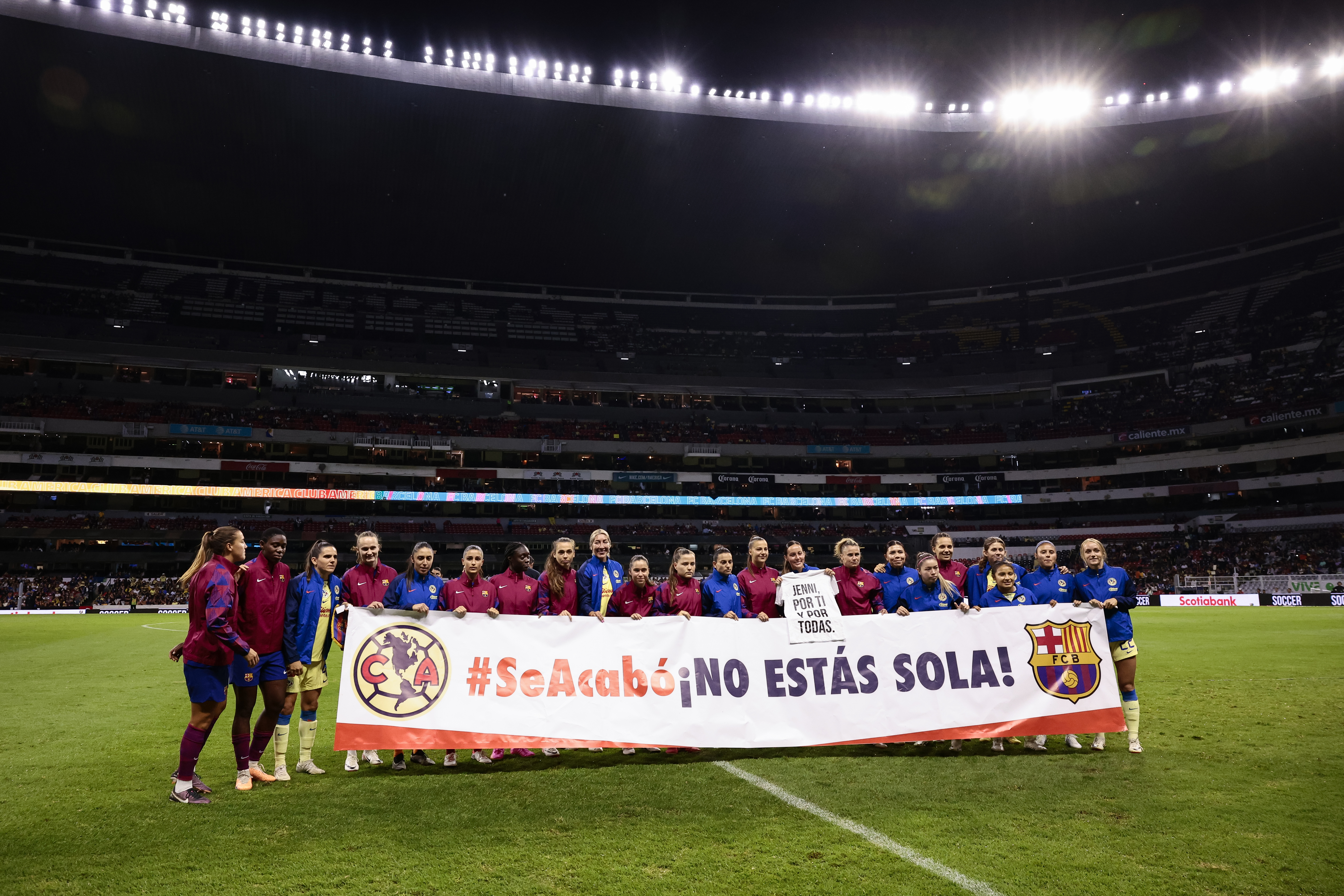 AME5200. CIUDAD DE MÉXICO (MÉXICO), 29/08/2023.- Los equipos femeninos del Barcelona de España y América de México muestran un mensaje de apoyo a la futbolista española Jennifer Hermoso, en el centro de una polémica por el comportamiento de Luis Rubiales, presidente de la Real Federación Española de Fútbol (RFEF) suspendido por la FIFA, durante la ceremonia de premiación del pasado Mundial femenino que resultó con España como campeona, antes del inicio de un partido amistoso entre Barcelona y América, hoy, en el Estadio Azteca de la Ciudad de México (México). EFE/ José Méndez
