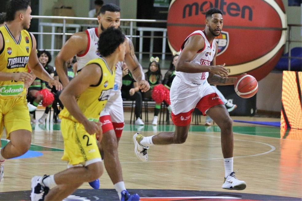 La Liga WPlay de Baloncesto regresó con victoria de Titanes sobre Tigrillos