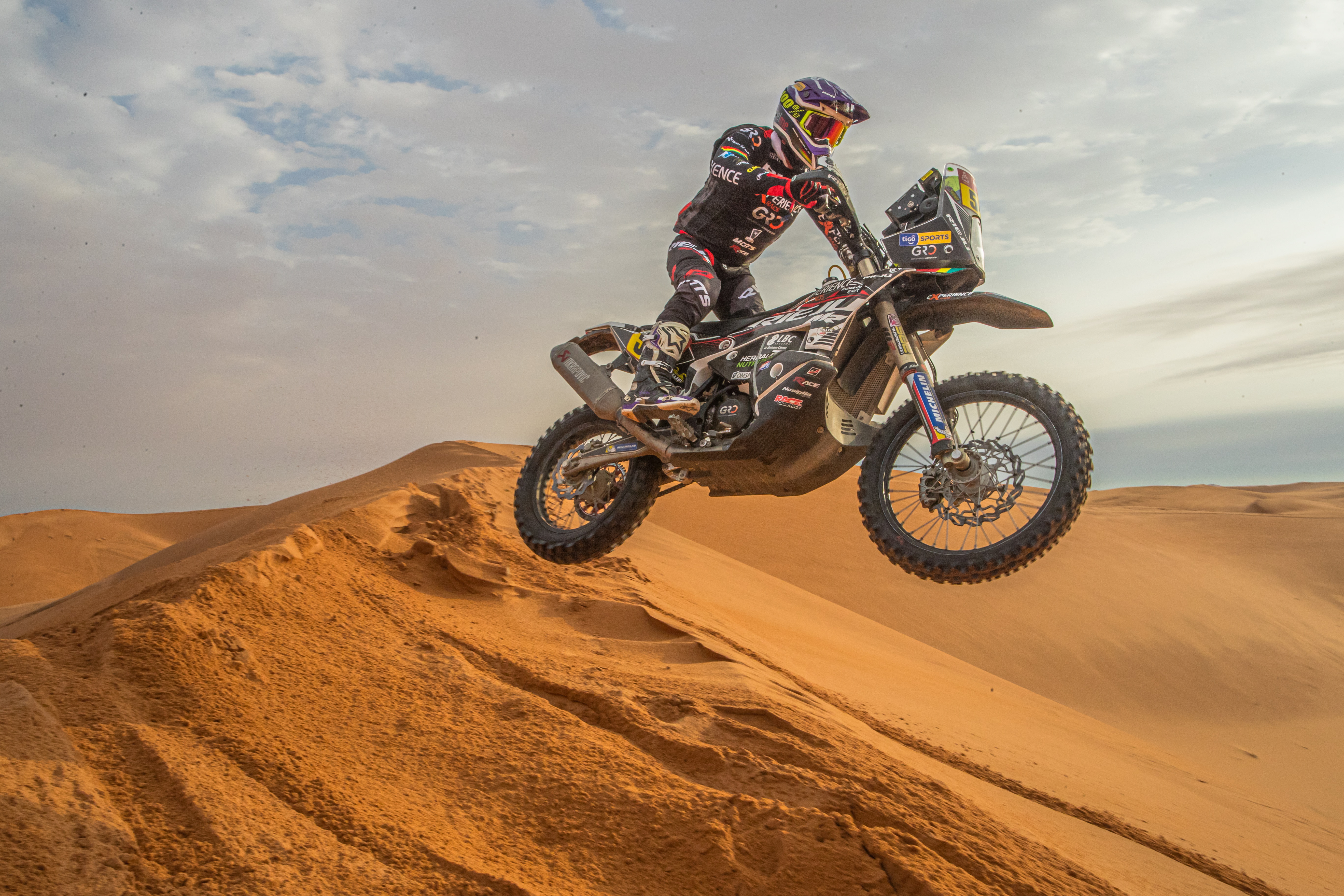 -FOTODELDÍA- Riyadh (Saudi Arabia), 10/01/2023.- Bolivian driver Daniel Nosiglia Jager drive his KTM 450 Rally Factory Replica for Rieju- XRaids Experience during the 9th stage of the Dakar Rally 2023 from Riyadh to Haradh, Saudi Arabia, 10 January 2023. (Arabia Saudita) EFE/EPA/Andrew Eaton