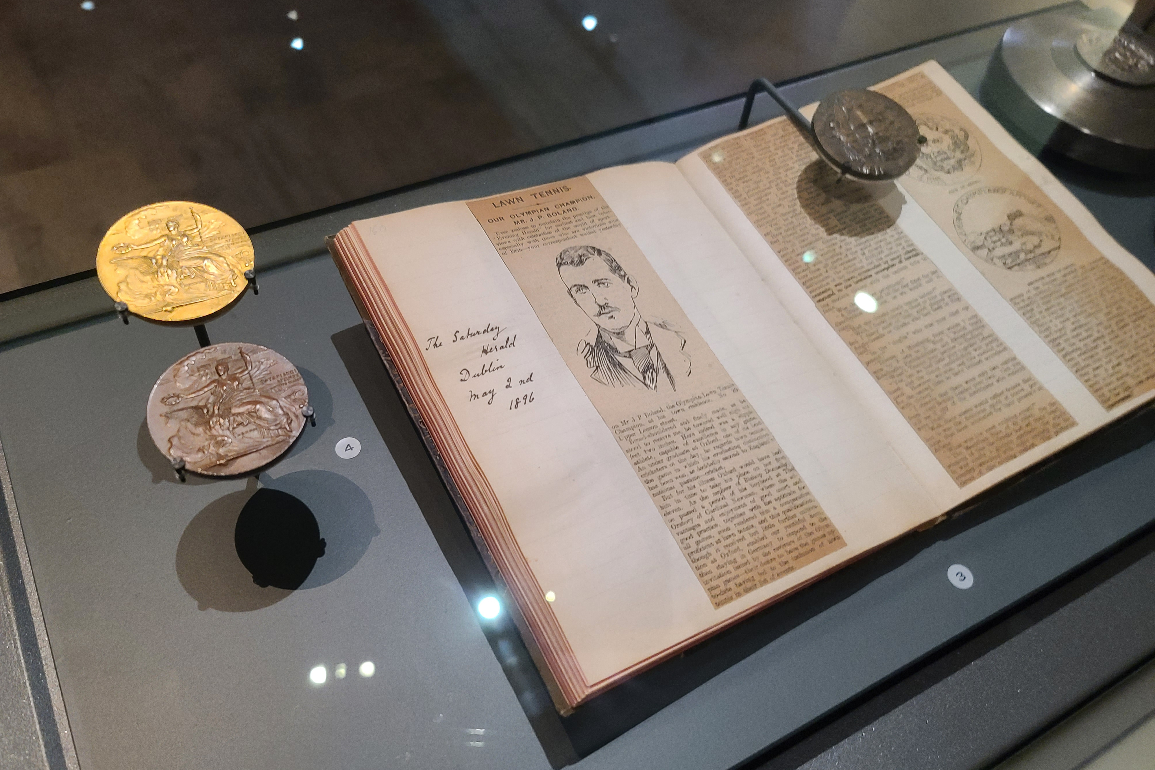 PARÍS, 06/04/2024.- Desde Atenas 1896 hasta nuestros días, una exposición en la capital francesa bucea en la historia del diseño de las medallas, consideradas a la vez testigos de la evolución del olimpismo moderno y fuente inagotable de anécdotas.Las medallas de los primeros juegos olímpicos modernos, los de Atenas de 1896, no eran de oro, ni tenían aún los icónicos anillos deportivos y, solo a partir de Amsterdam 1928, las preseas empezaron a darse nada más terminar las pruebas con una coreografía precisa. 'De oro, de plata, de bronce', expuesta hasta el 22 de septiembre en la Casa de la Moneda de París, recoge estas y otras curiosidades sobre el símbolo más identificable y deseado de los JJOO. EFE/Edgar Sapiña Manchado