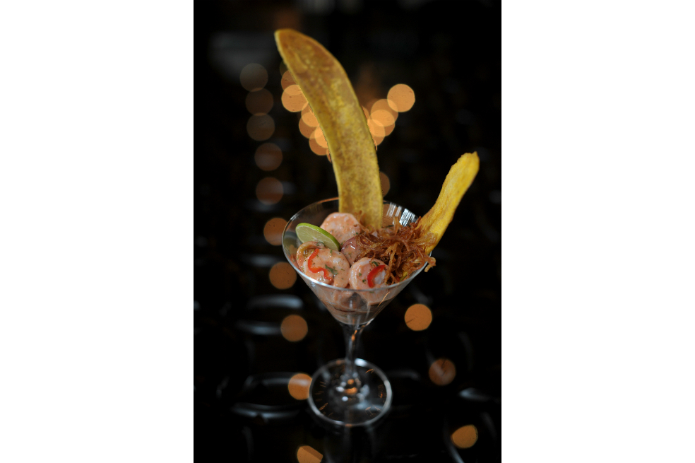 Pasos para preparar un coctel de camarones con Sriracha y naranja