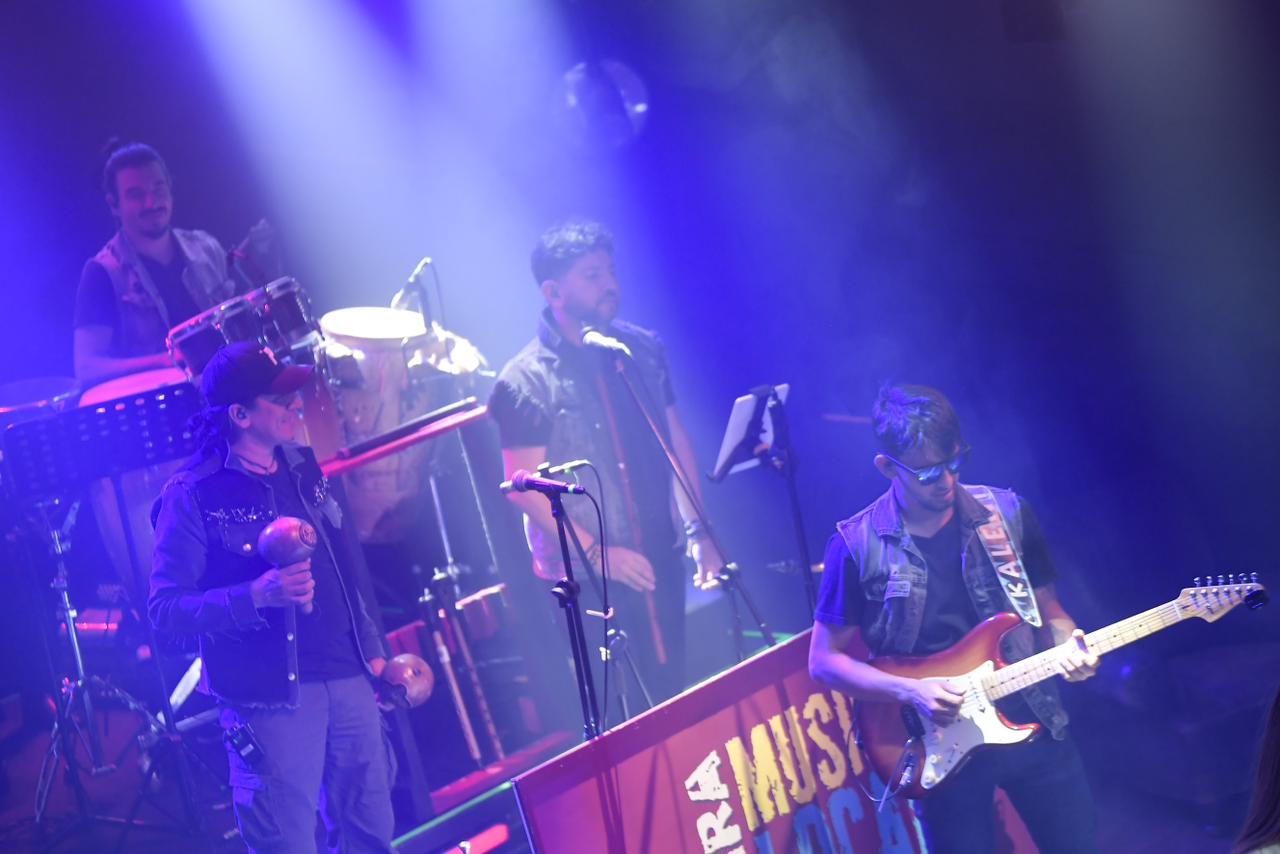 Durante toda la presentación del nuevo proyecto de Fortaleza CEIF hubo música en vivo con las tonadas de Carlos Vives.