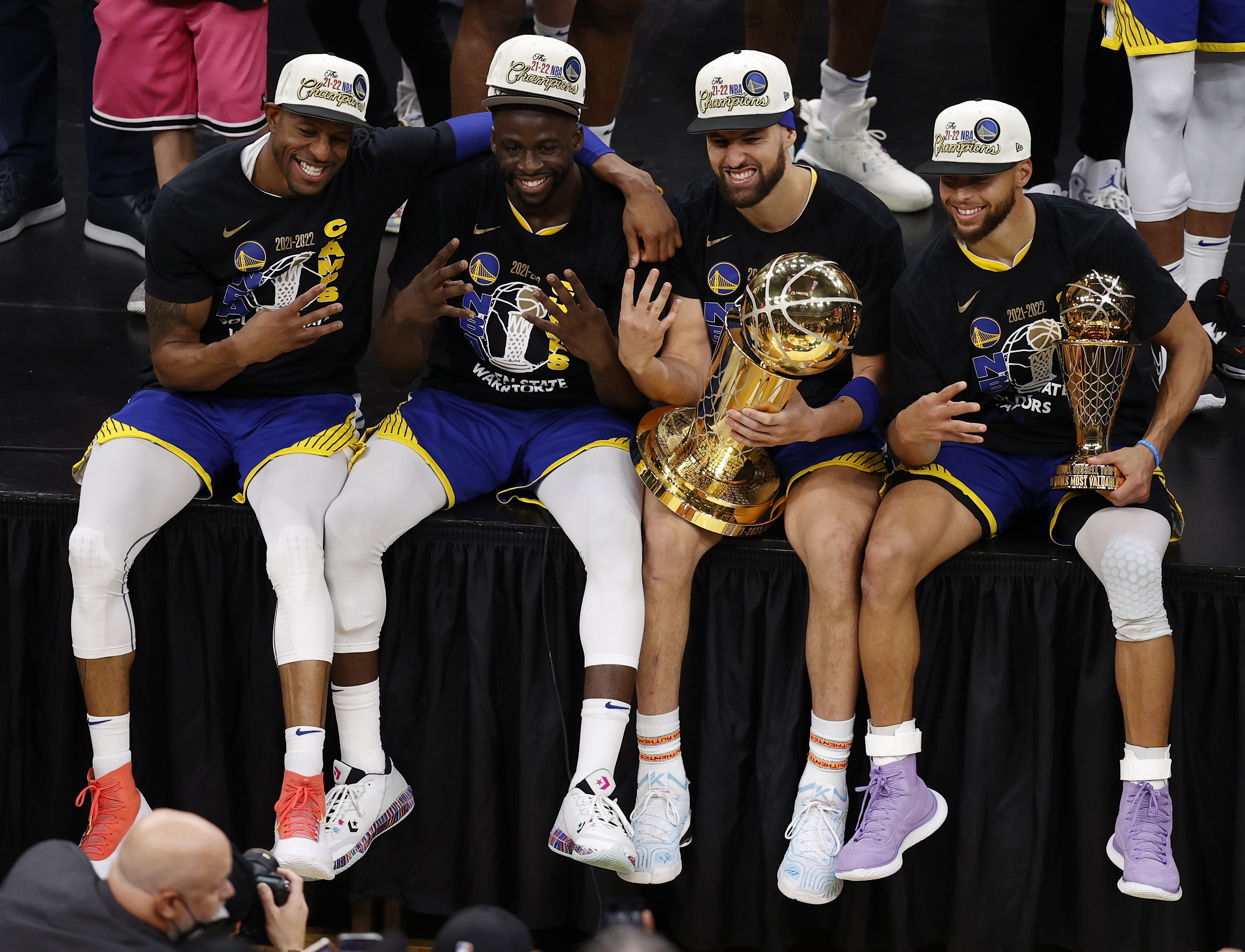Boston (United States), 16/06/2022.- Golden State Warriors forward Andre Iguodala (L), Golden State Warriors forward Draymond Green (2-L), Golden State Warriors guard Klay Thompson (2-R), and Golden State Warriors guard Stephen Curry (R), pose for a team photo, following the Golden State Warriors win during Game 6 of the National Basketball Association (NBA) Finals against the Boston Celtics at TD Garden in Boston, Massachusetts, USA, 16 June 2022. The Warriors are the 2022 NBA Champions. (Baloncesto, Estados Unidos) EFE/EPA/JOHN G. MABANGLO SHUTTERSTOCK OUT