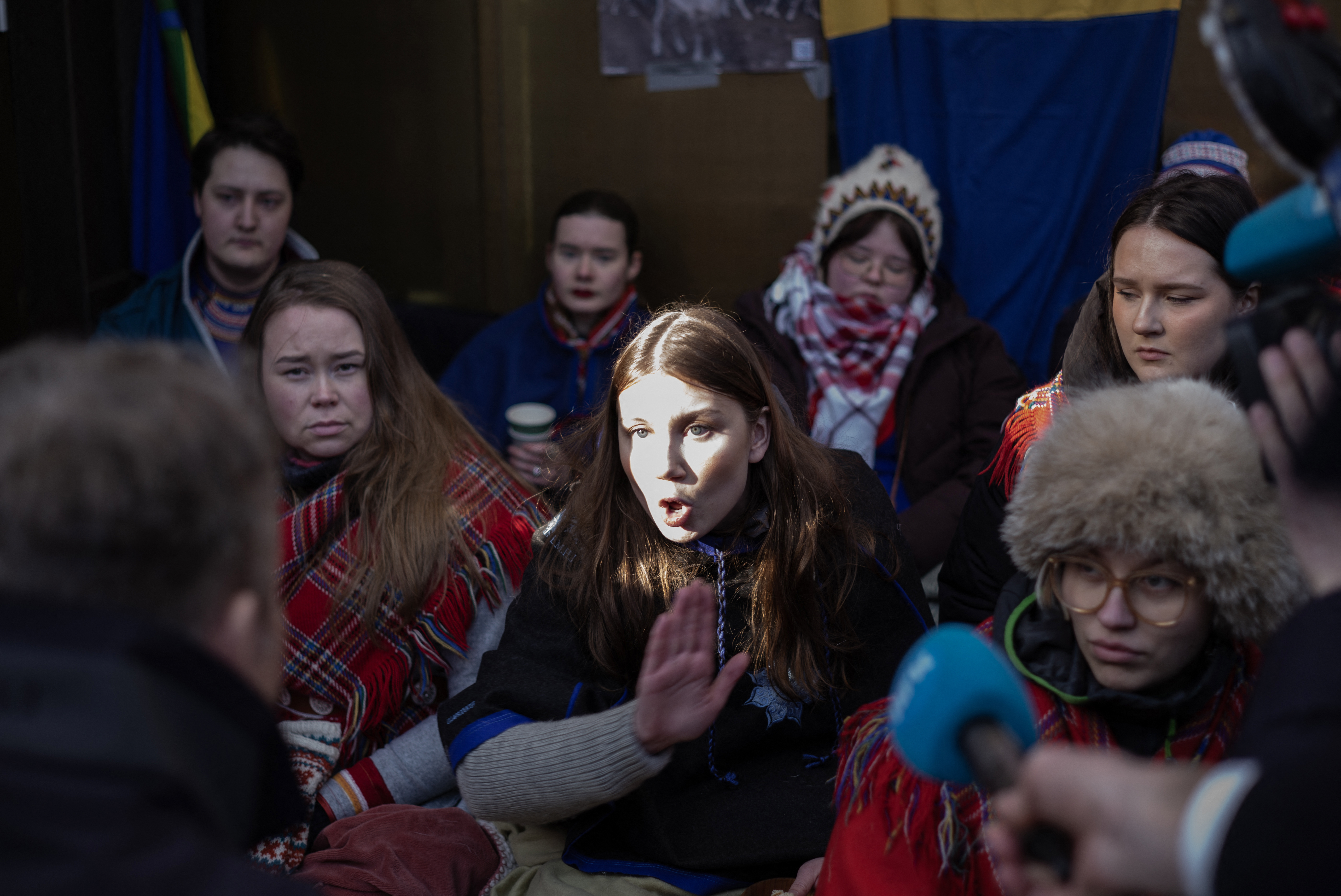 Los manifestantes perseguían "cerrar el Estado" como protesta por la continua actividad de turbinas eólicas en la región de Fosen, más de un año después de que la Corte Suprema noruega se pronunciara contra estos parques. 

Según el tribunal, este proyecto viola el derecho de las familias sami a practicar la cría de renos. Los samis son una minoría indígena de unas 100.000 personas que viven entre Noruega, Suecia, Finlandia y Rusia. 

La protesta comenzó el jueves pasado cuando un grupo de samis vestidos con el traje tradicional azul y rojo ocuparon la entrada del Ministerio de Petróleo y Energía. 

Los activistas fueron desalojados en la noche del domingo, pero volvieron durante la semana, extendiendo la toma a más edificios del gobierno.