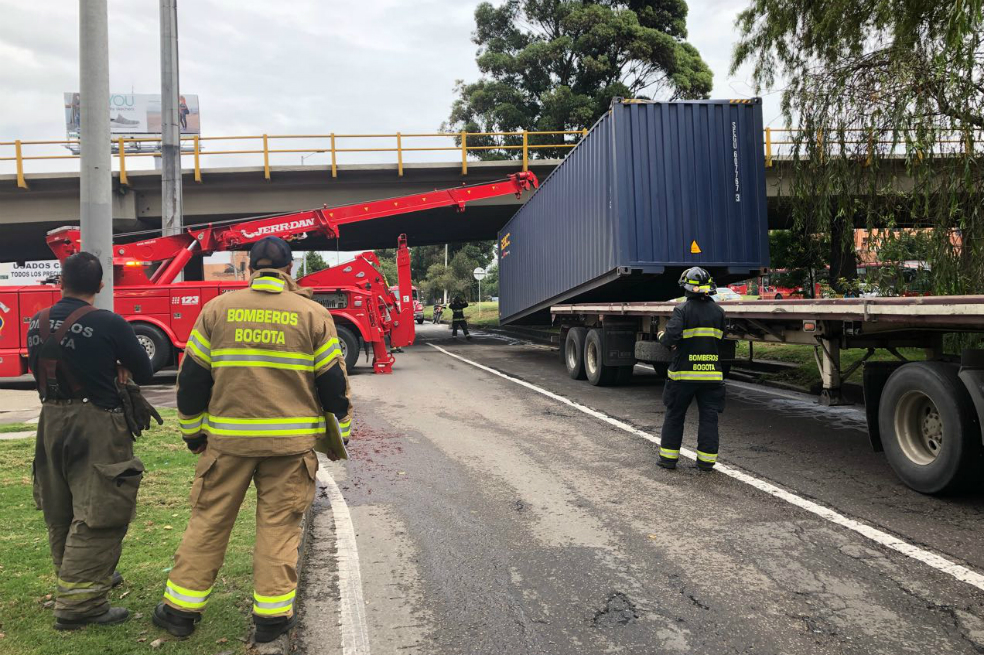Ingenieros evalúan daños en el puente de la 116