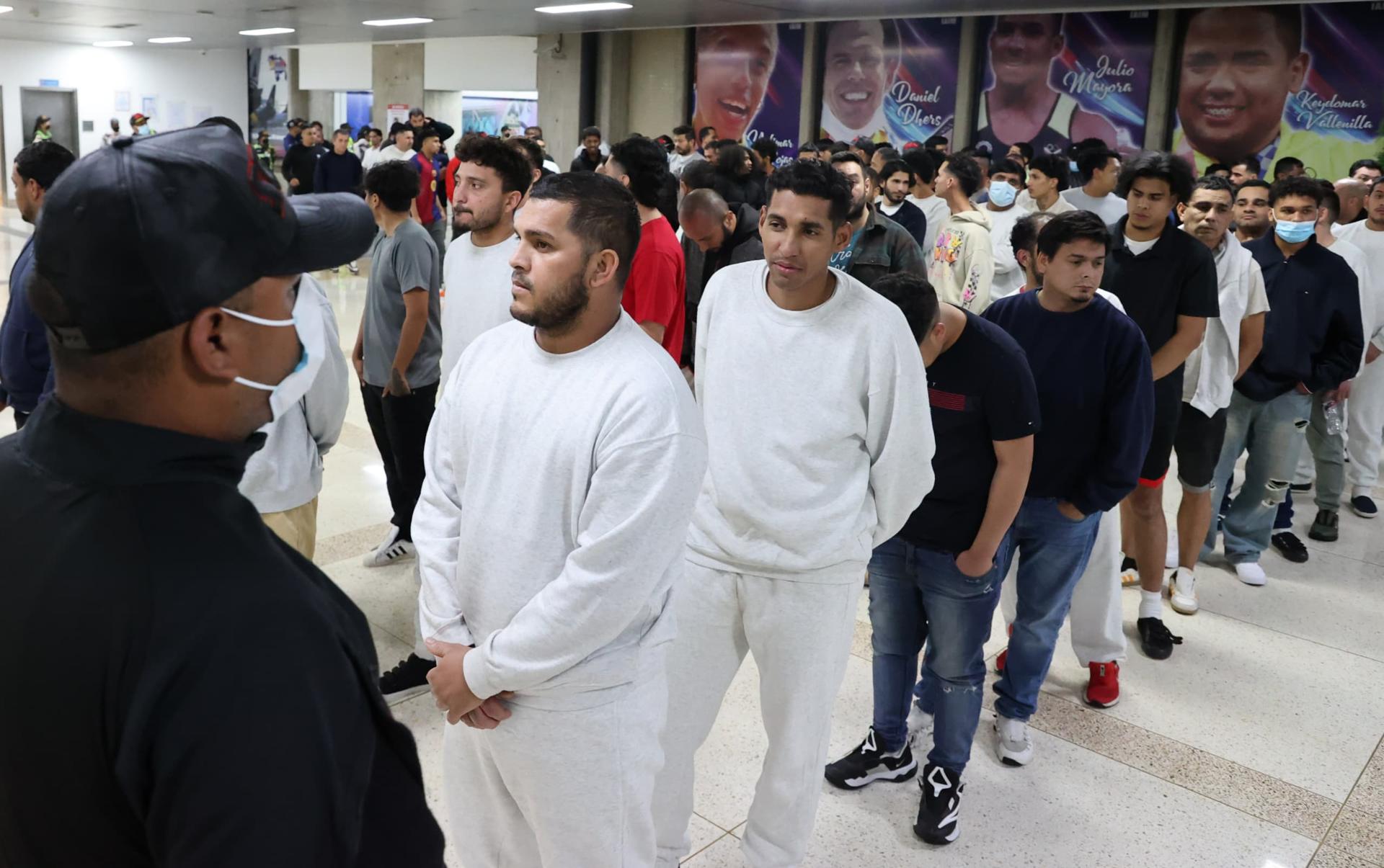 FOTODELDÍA AME4554. CARACAS (VENEZUELA), 02/05/2025.- Fotografía cedida por el Ministerio de Interior, Justicia y Paz de funcionarios de migración recibiendo personas deportadas este viernes, en el Aeropuerto Internacional Simón Bolívar, en La Guaira (Venezuela). Un avión estadounidense con 174 migrantes deportados por el Gobierno de Donald Trump aterrizó en Venezuela procedente del estado de Texas, en la nación norteamericana, informó la Administración de Nicolás Maduro. EFE/ Ministerio de Interior Justicia y Paz de Venezuela /SOLO USO EDITORIAL NO VENTAS /SOLO DISPONIBLE PARA ILUSTRAR LA NOTICIA QUE ACOMPAÑA (CRÉDITO OBLIGATORIO)