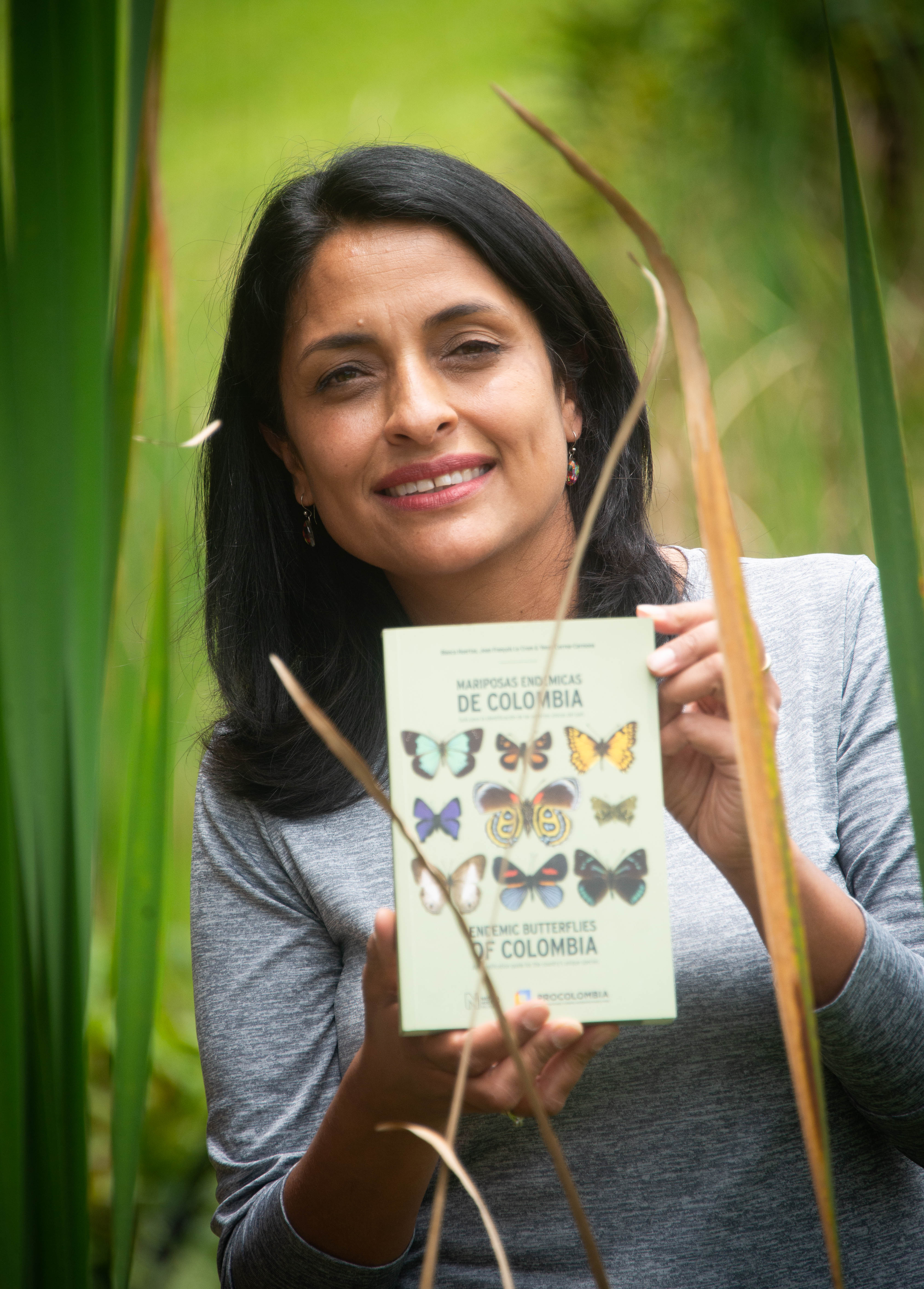 Blanca Huertas con la guía de “Mariposas endémicas”.