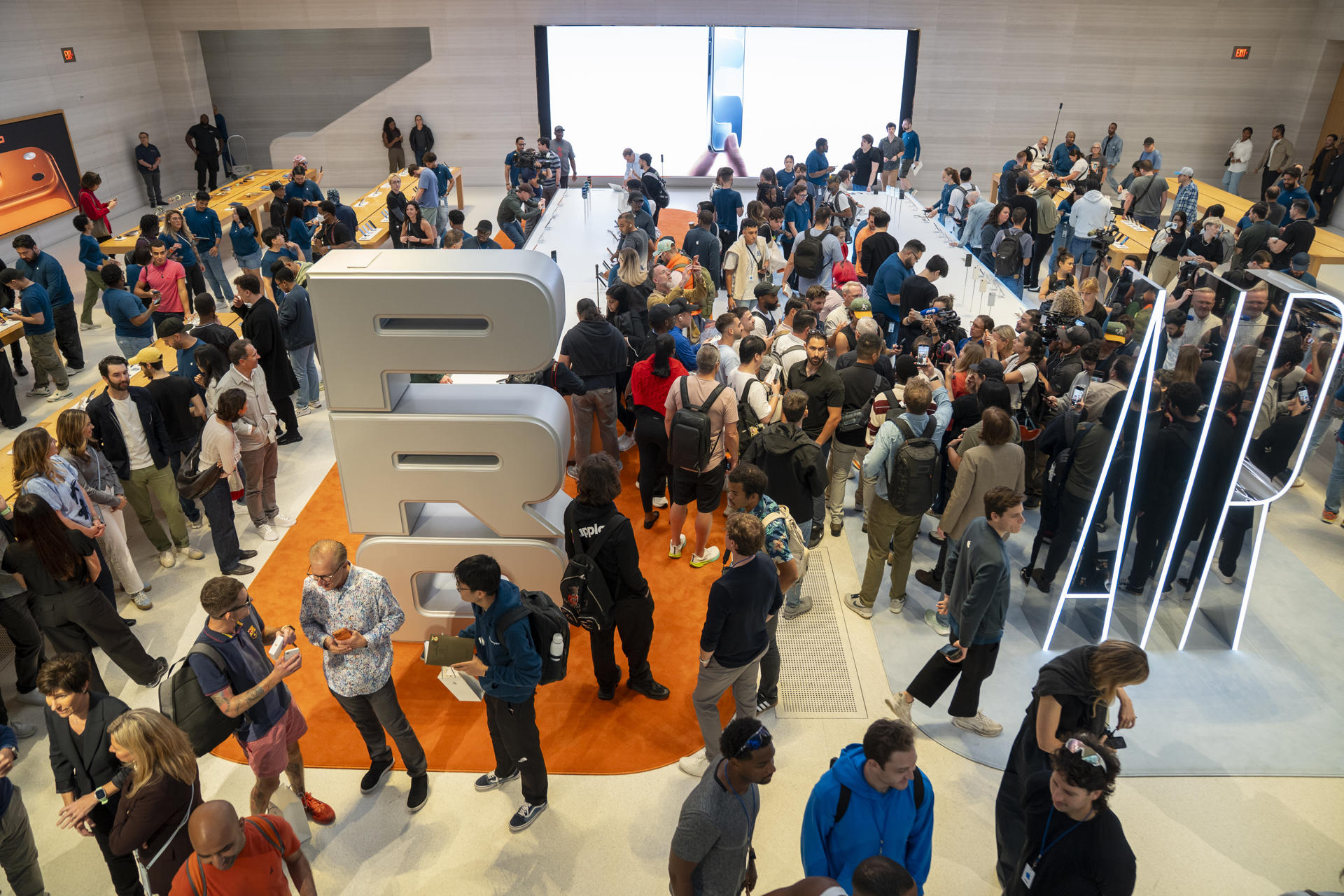 ACOMPAÑA CRÓNICA: EEUU APPLE IPHONE AMDEP3772. NUEVA YORK (ESTADOS UNIDOS), 19/09/2025.- Personas asisten al inicio de las ventas de los nuevos modelos del iPhone 17 este viernes, en Nueva York (Estados Unidos). Cook fue el encargado de abrir las puertas de la tienda de la compañía en la Quinta Avenida de Nueva York y dar la bienvenida a los primeros clientes que habían esperado horas para hacerse con los nuevos modelos de los iPhone 17, que salen a la venta hoy. EFE/ Angel Colmenares