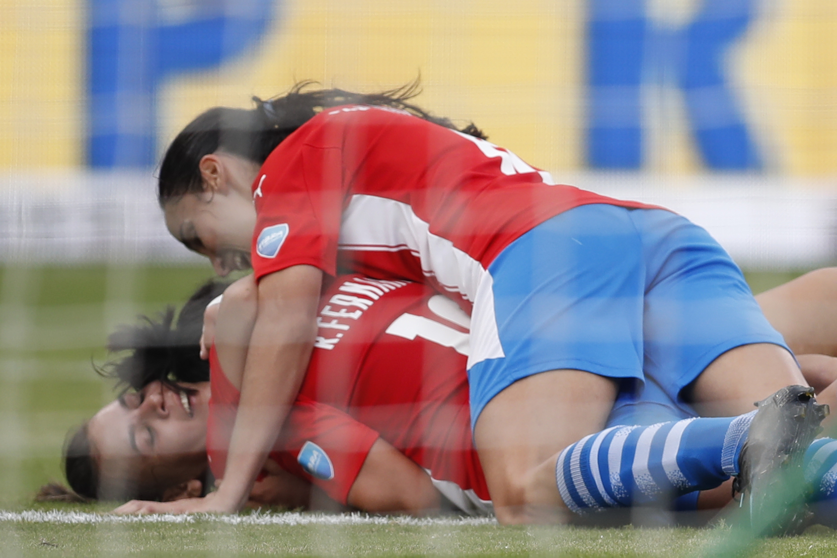 AMDEP3252. CALI (COLOMBIA), 14/07/2022.- Jugadoras de Paraguay celebran un gol de Rebeca Fernández ante Bolivia hoy, en un partido del grupo A de la Copa América Femenina en el estadio Pascual Guerrero en Cali (Colombia). EFE/Ernesto Guzmán Jr.