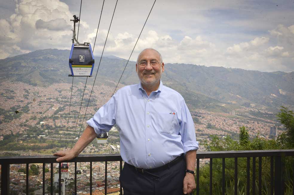Joseph Stiglitz, premio nobel de Economía en 2001, visitó Medellín la semana pasada y reconoció el valor que aporta a la ciudad su sistema de transporte. /Cortesía Alcaldía de Medellín