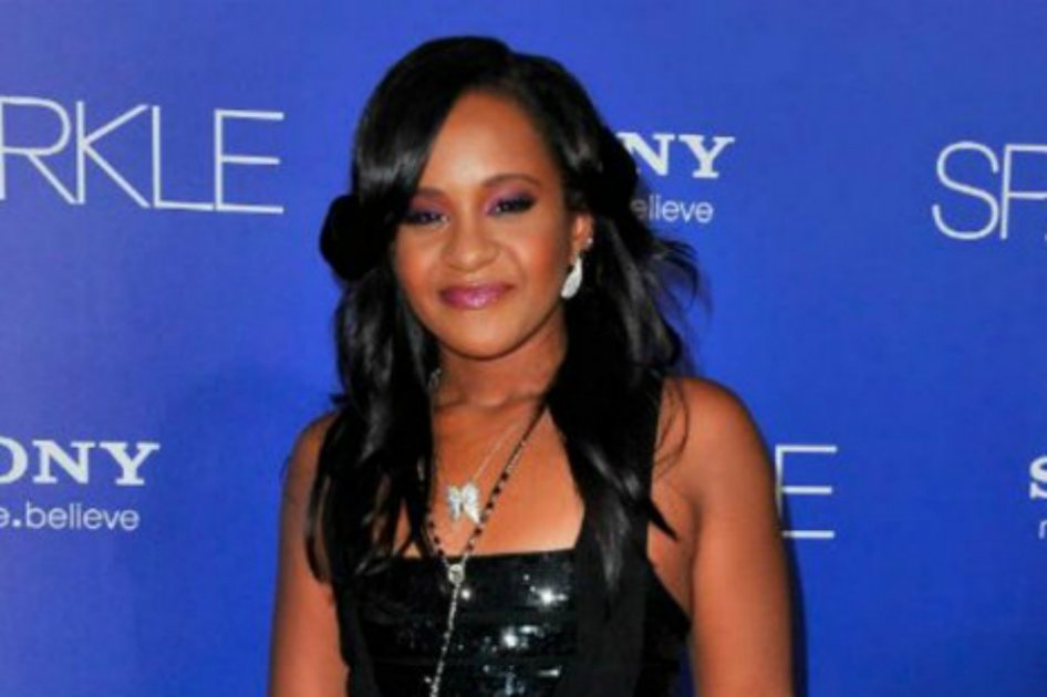 Transfieren a hija de Whitney Houston, aún en coma, a centro de rehabilitación