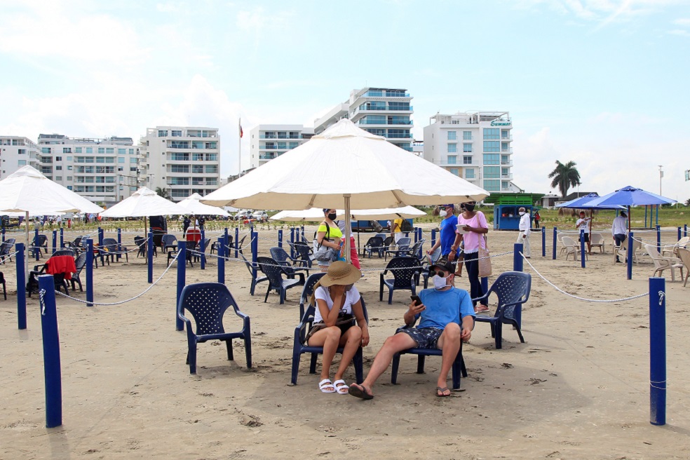 Cartagena de Indias abre playa piloto y permite baño de mar