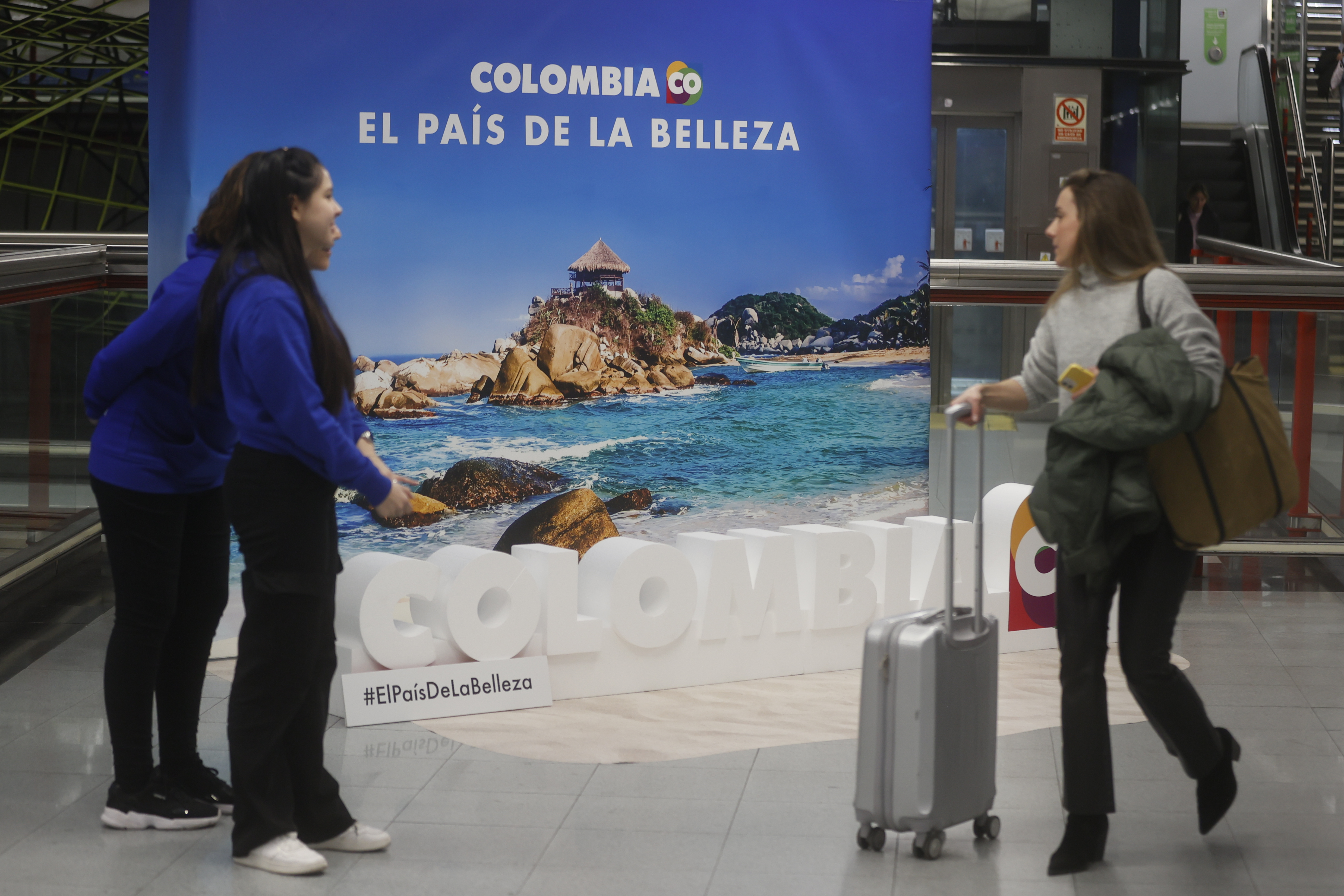 MADRID, 24/01/2024.- Un clarinete, un guache y un tambor alegraron el día a los usuarios del metro de Madrid e hicieron bailar a los reunidos este martes ante la estación de metro 'Colombia', que ha sido rebautizada temporalmente como 'Colombia, el país de la belleza'. EFE/ Fernando Alvarado