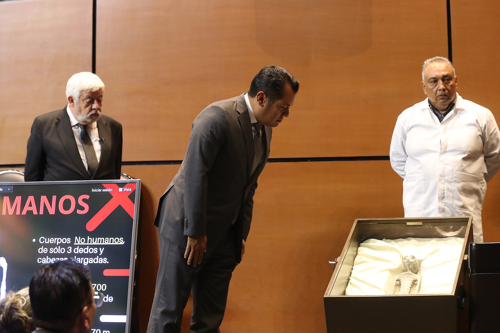 Él es Jaime Maussan, el ufólogo que “mostró” extraterrestres en México