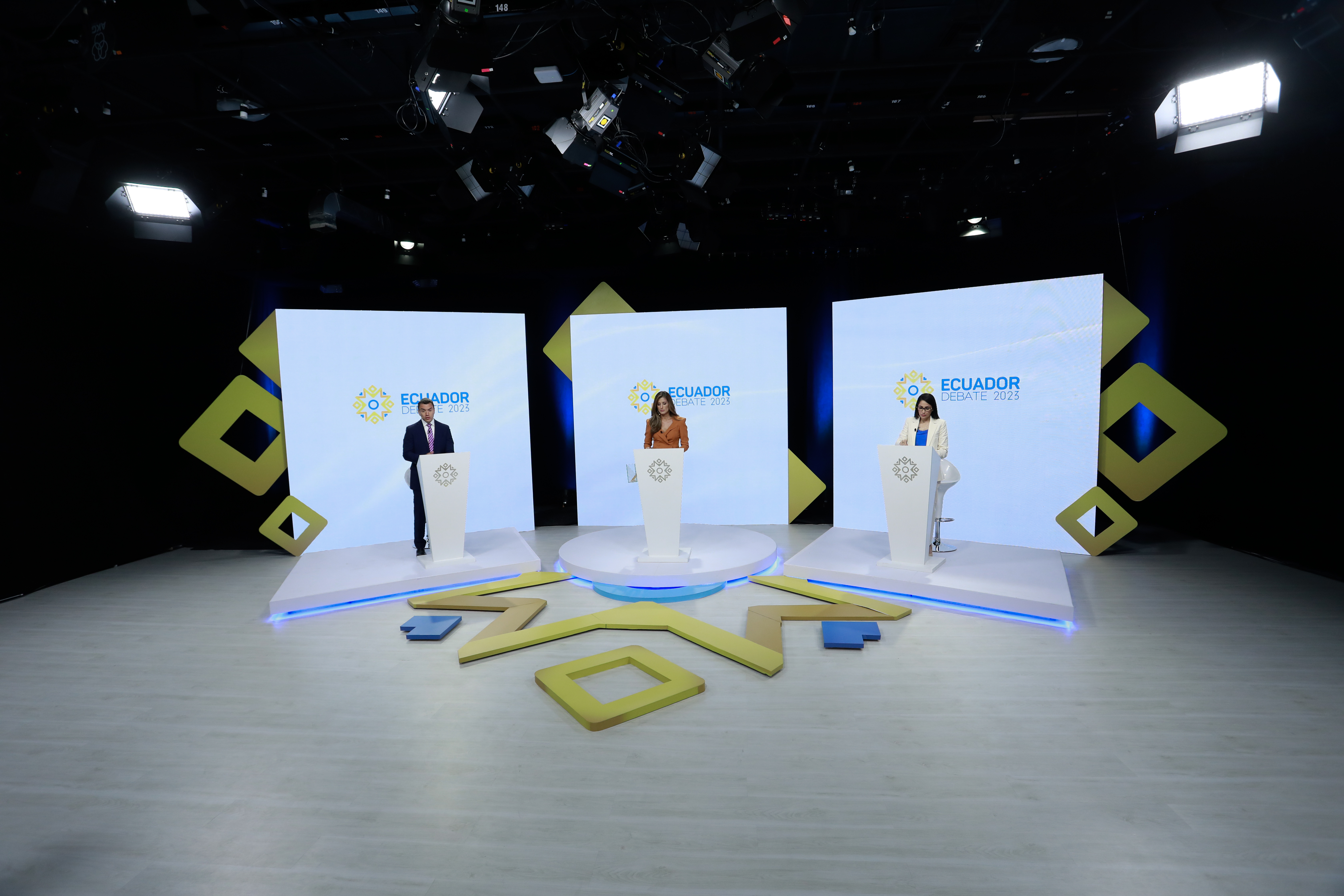 Sin chalecos antibalas y pocas pullas: así fue el debate presidencial en Ecuador