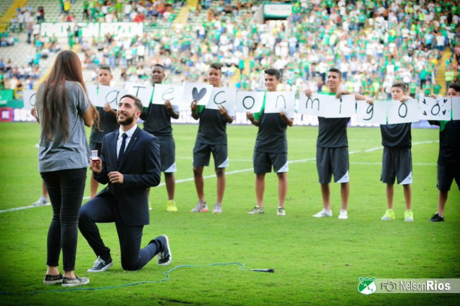 Así fue como el futbolista Luis Calderón le propuso matrimonio a su novia en plena cancha