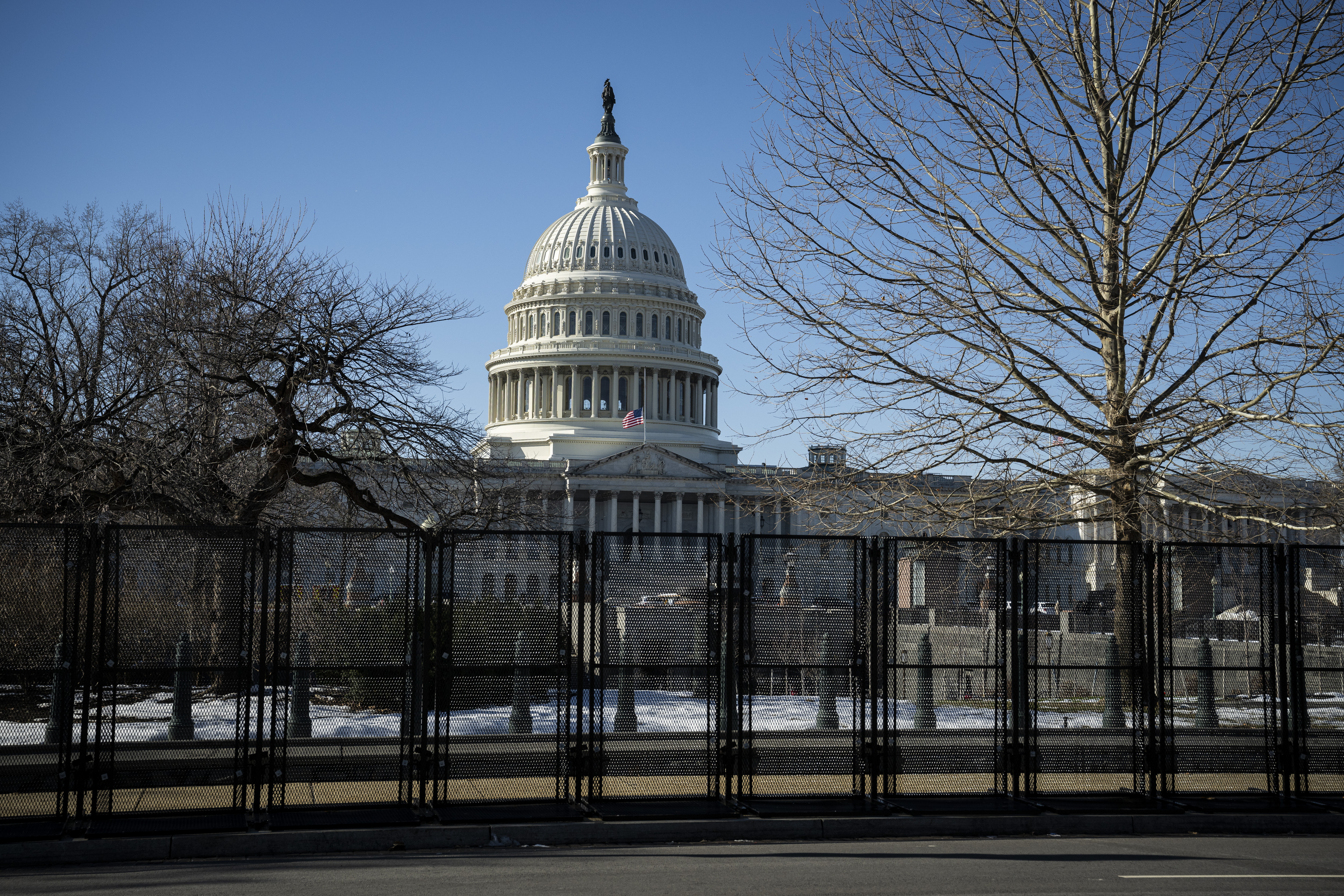 Washington (United States), 15/01/2025.- A general view of the US Capitol Building behind temporary security fencing in Washington, DC, USA, 15 January 2025. Authorities have begun fortifying Capitol Hill and many areas around Washington in preparation for Inauguration Day on 20 January 2025. EFE/EPA/GRAEME SLOAN