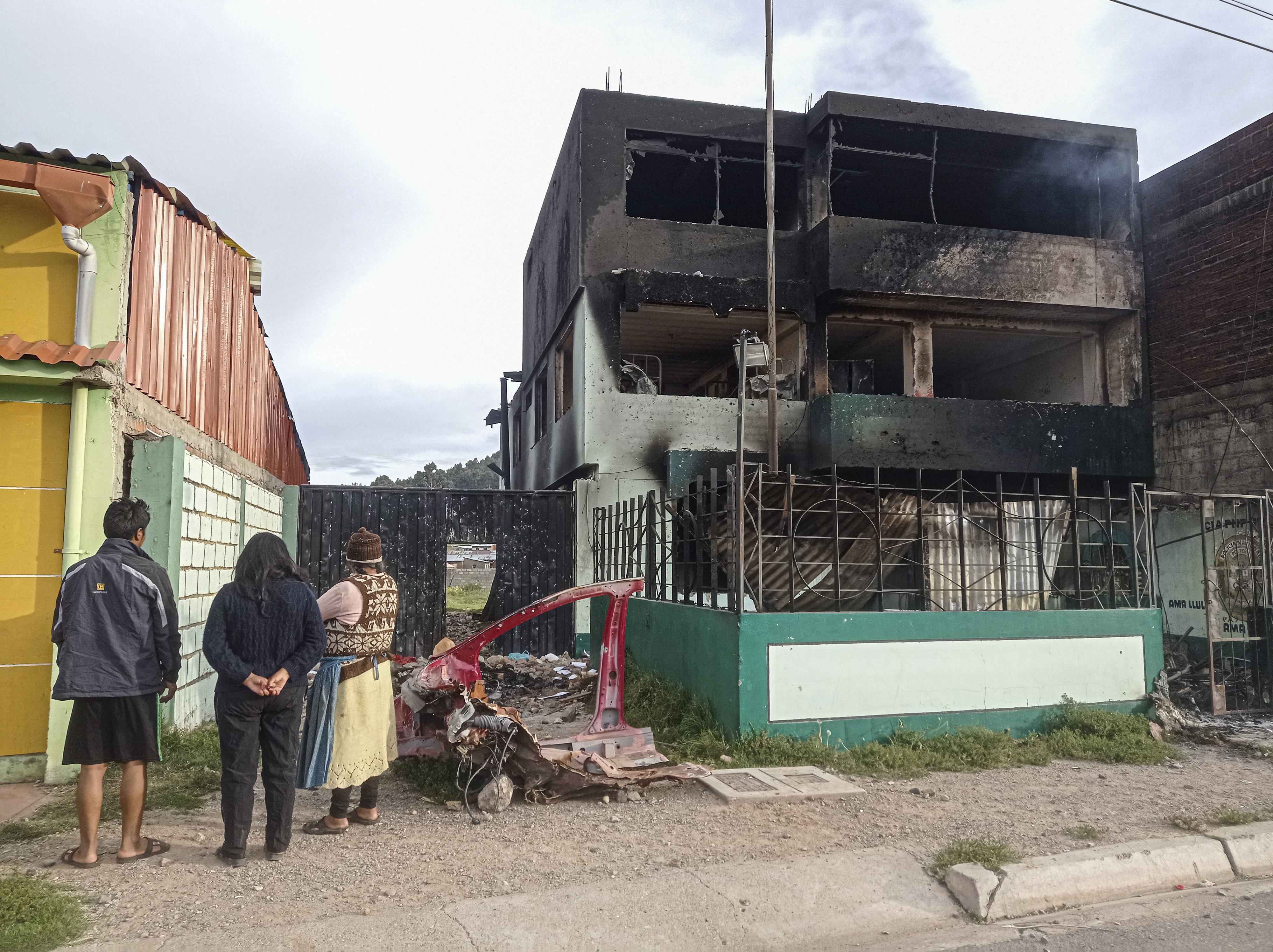 Perú: protestas contra Dina Boluarte dejan al menos 16 heridos y un nuevo incendio