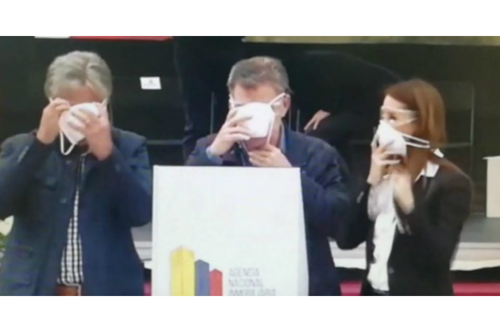El incómodo momento de Santos al ponerse un tapabocas