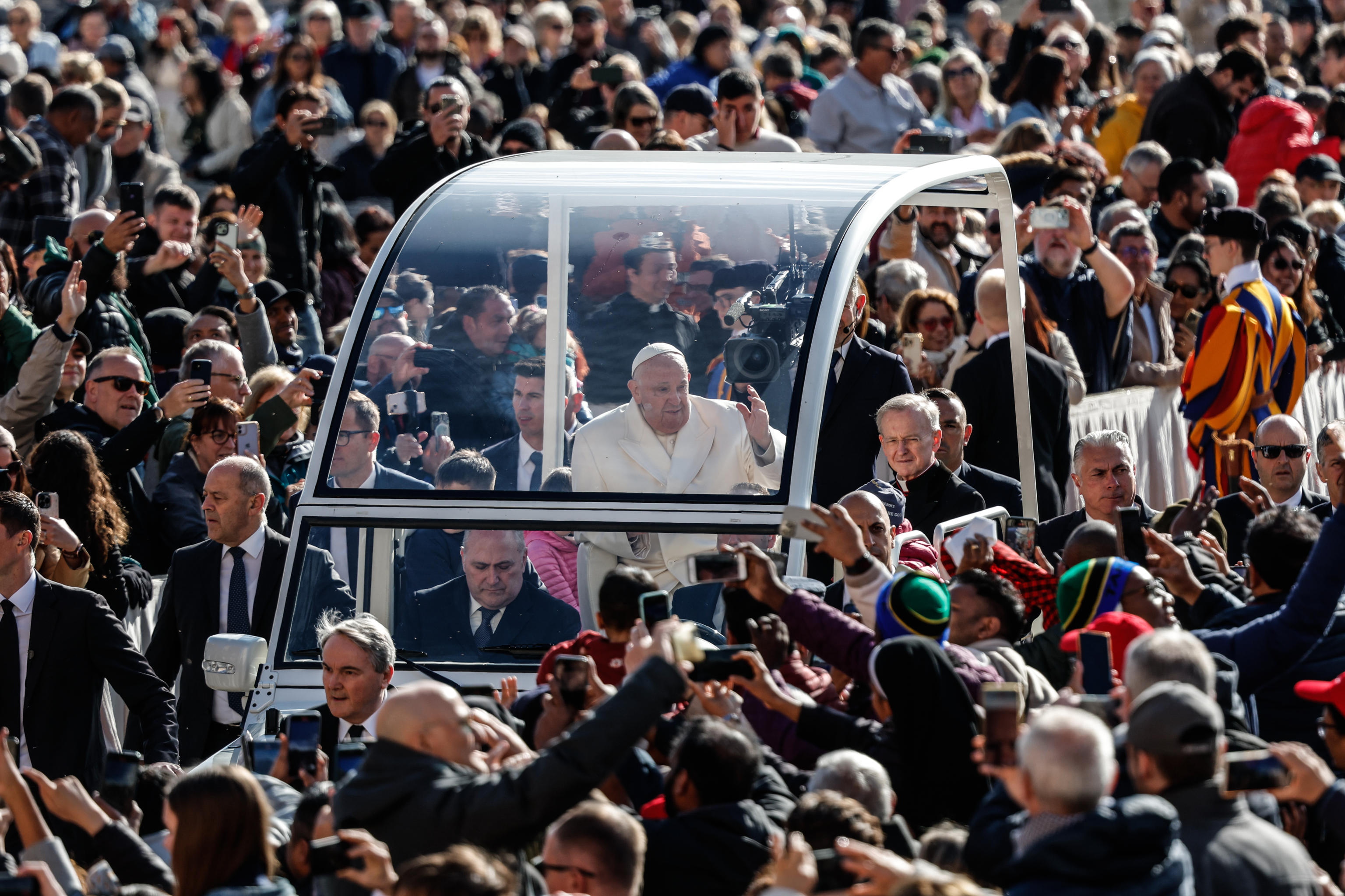 Ciudad del Vaticano (Santa Sede), 24/04/2024.- El Papa Francisco a su llegada para encabezar la audiencia general semanal en la Plaza de San Pedro, Ciudad del Vaticano, este miércoles.- EFE/ Giuseppe Lami