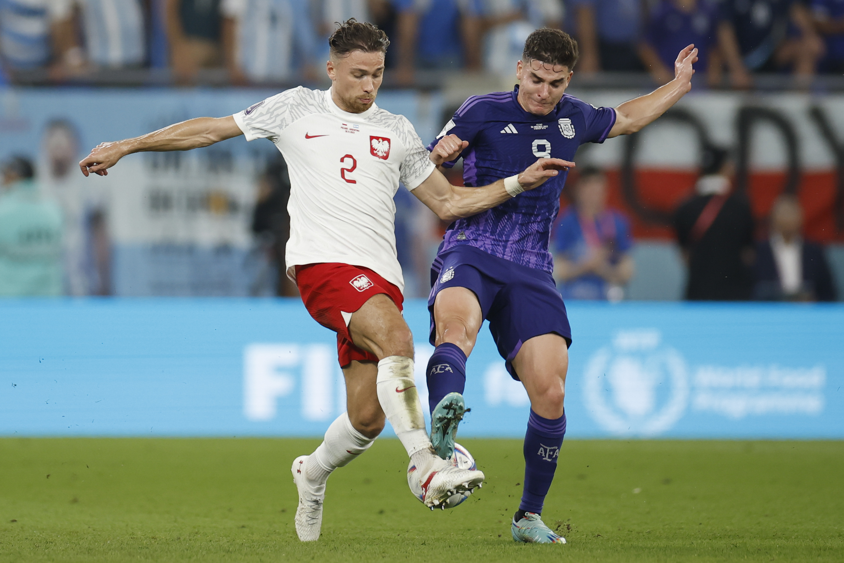 . DOHA (CATAR), 30/11/2022.- Matty Cash (i) de Polonia disputa un balón con Julian Alvarez de Argentina hoy, en un partido de la fase de grupos del Mundial de Fútbol Qatar 2022 entre Polonia y Argentina en el Estadio 974 en Doha (Catar). EFE/ EFE/ Alberto Estevez