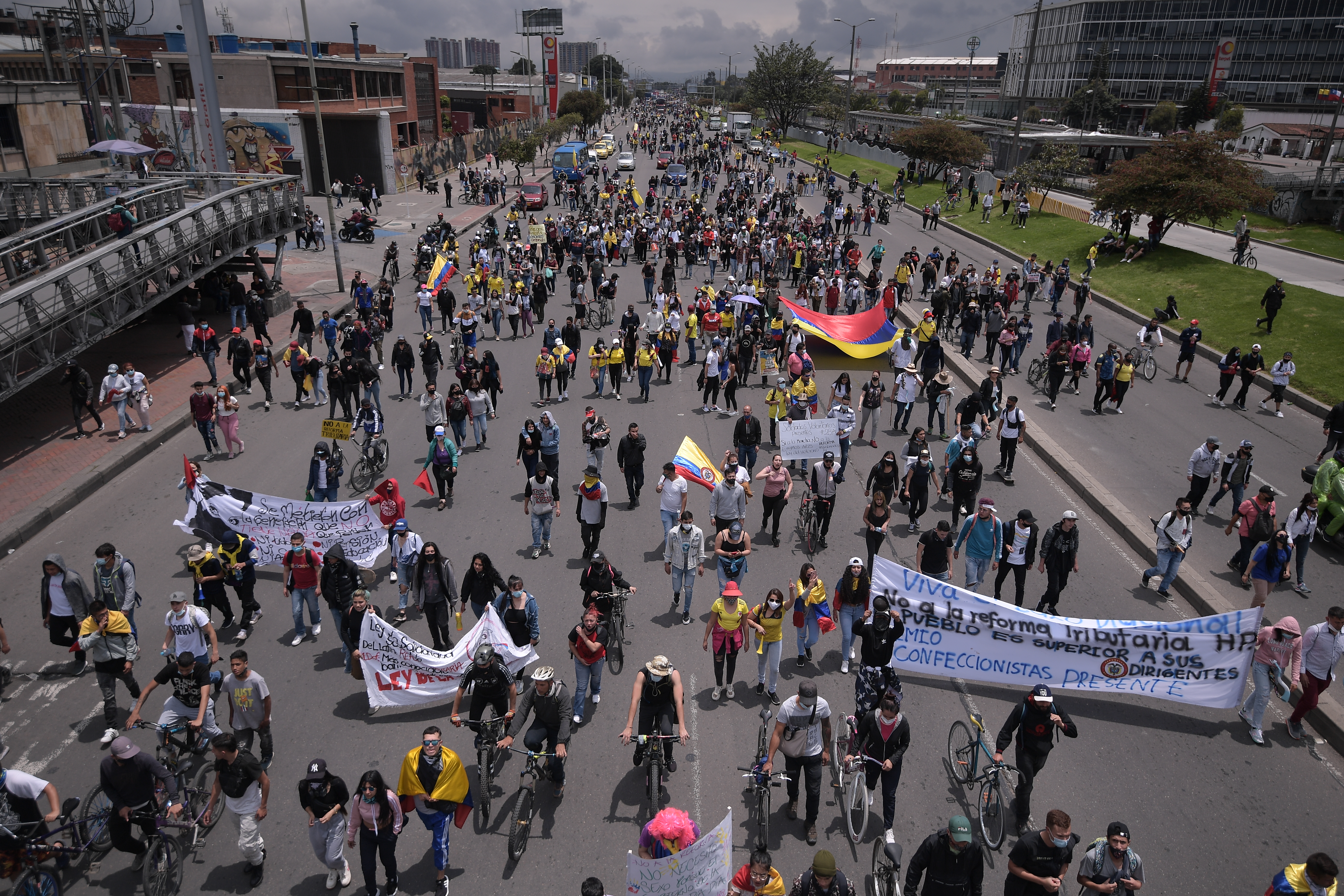 Protestas, disturbios y altercados entre estudiantes y centrales obreras con el ESMAD, en el centro de Bogotá.