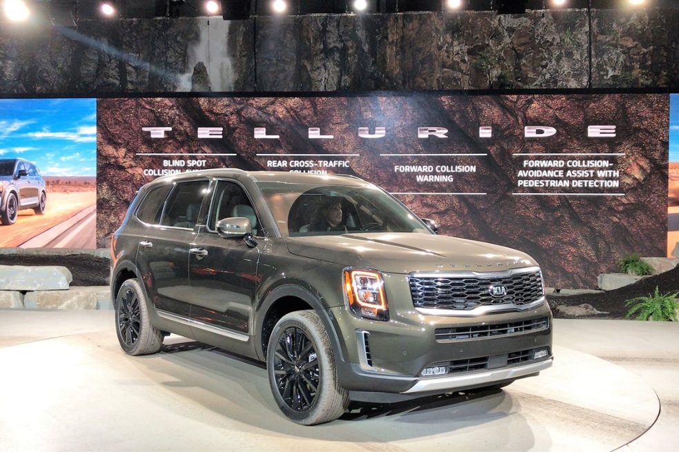 Presentación del Kia Telluride en Detroit.Kia.El Kia Telluride, que compitió en la final con las referencias Mazda CX-30 y Mazda3, es un SUV que cuenta con un motor V6 y una capacidad de ocho pasajeros. Se trató del finalista de mayor tamaño, pues en mercados como el norteamericano compite con líneas como el Dodge Durango y la Ford Explorer.