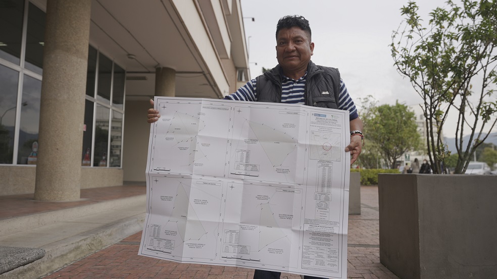 Francisco Nacavera, gobernador del resguardo Kurmadó - Marsella de la comunidad embera chamí en Risaralda, con el mapa de las tierras cuyos títulos le entregó la ANT.