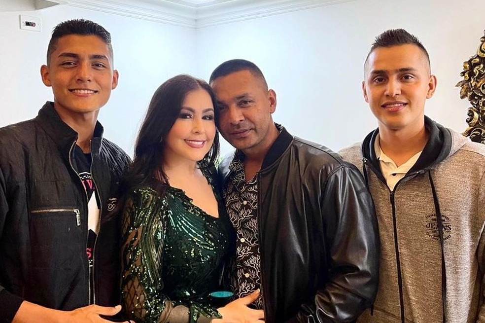 Juan Esteban y Miguel son los dos hijos que nacieron fruto del amor de Arelys y Wilfredo. Aunque la cantante y su esposo han sido muy reservados con su vida privada, en sus redes sociales publican algunas fotos juntos presumiendo de su amor que lleva más de 2 décadas.