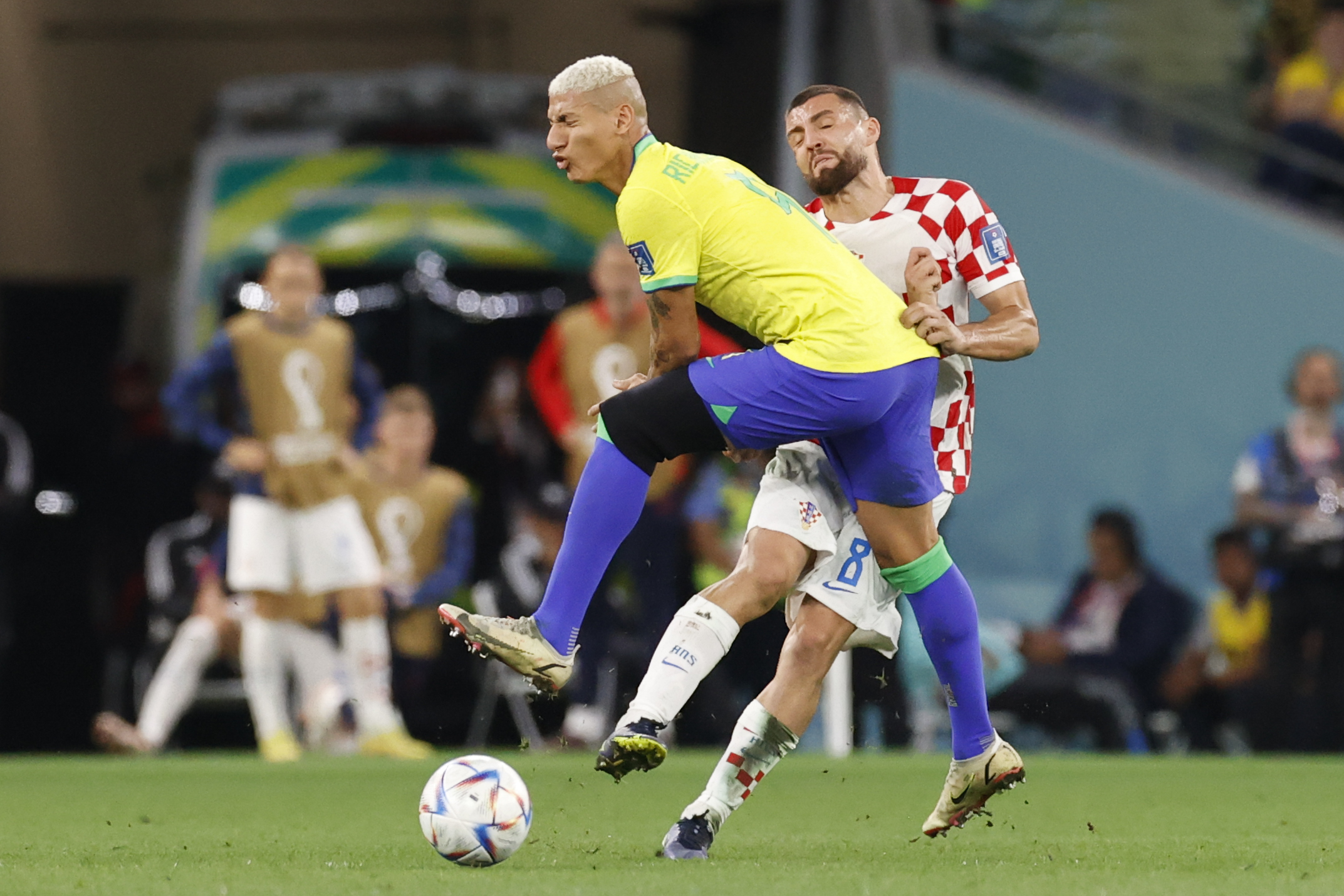 GR5003. RAYÁN (CATAR), 09/12/2022.- Mateo Kovačić (d) de Croacia disputa un balón con Richarlison de Brasil hoy, en un partido de los cuartos de final del Mundial de Fútbol Qatar 2022 entre Croacia y Brasil en el estadio Ciudad de la Educación en Rayán (Catar) EFE/ Esteban Biba