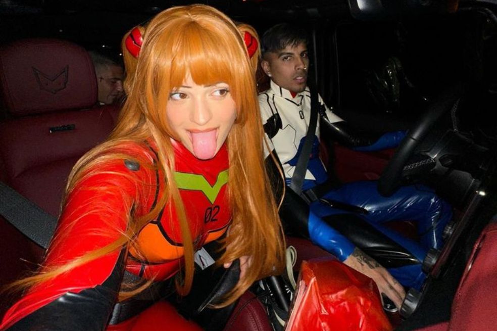 Rauw Alejandro y Rosalía combinaron sus disfraces y representaron a Asuka Y Shinji, protagonistas de la serie anime Evangelion.