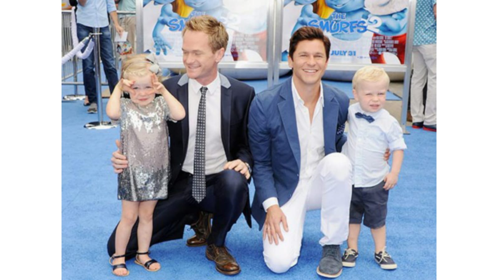 Neil Patrick y David Burtka junto a sus gemelos, Gideon Scott y Harper Grace.