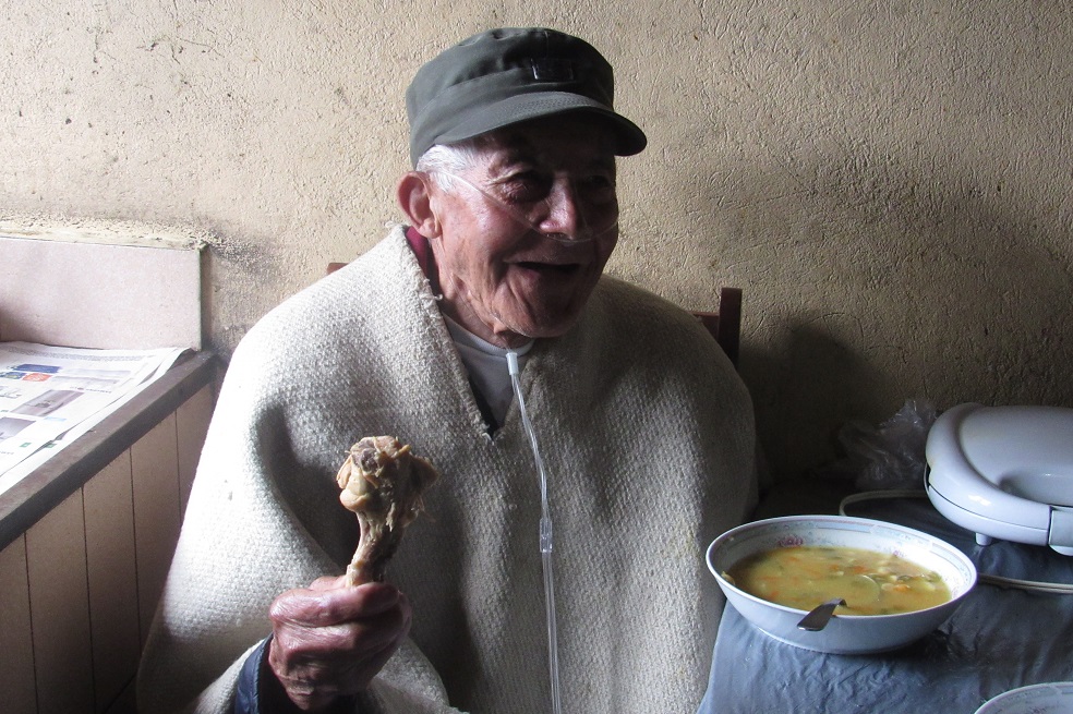 Don Marco García es el abuelo de Yeisson y la fuente de inspiración de su cortometraje. A pesar de sus canas, su alma parece la de un joven, pues sale con chistes y comentarios que a Yeisson le hacen decir: "Ay, mi abuelito".Diego OjedaA la limitante de recursos se sumó la falta de tiempo, pues él ayuda a su padre en el campo ordeñando vacas y moliendo la gallinaza (estiércol de gallina), que venden como fertilizante. Para la fecha también estudiaba en el Politécnico Grancolombiano, por lo que el único tiempo para grabar era en vacaciones o en las noches y madrugadas de los fines de semana. Con cariño recuerda cómo su mamá, a las dos de la mañana, subía hasta la terraza de la casa, donde había improvisado su estudio, para llevarle una taza de café con leche y pan.