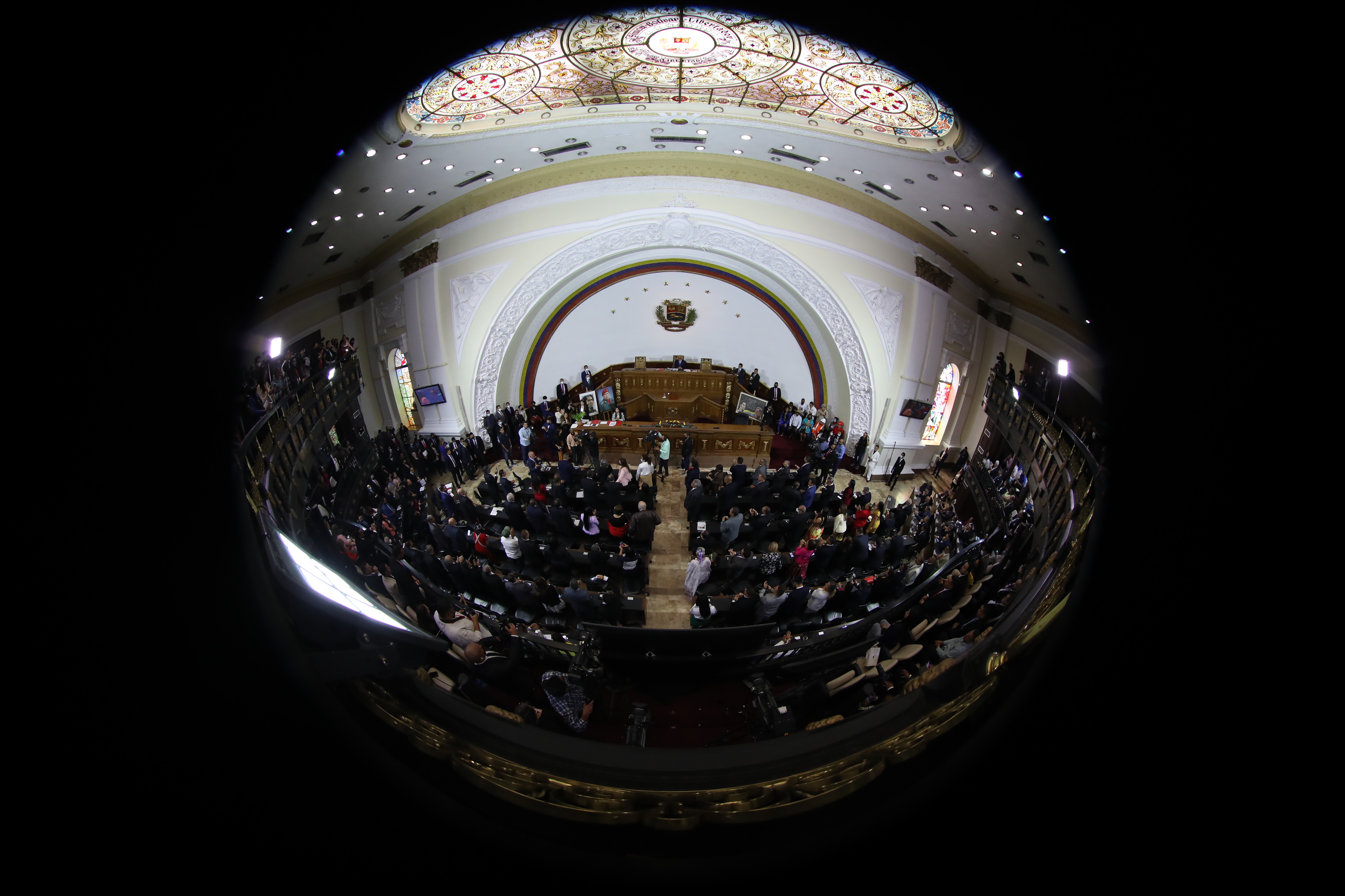 Asamblea se instala en Venezuela, mientras opositores escogen reemplazo de Guaidó